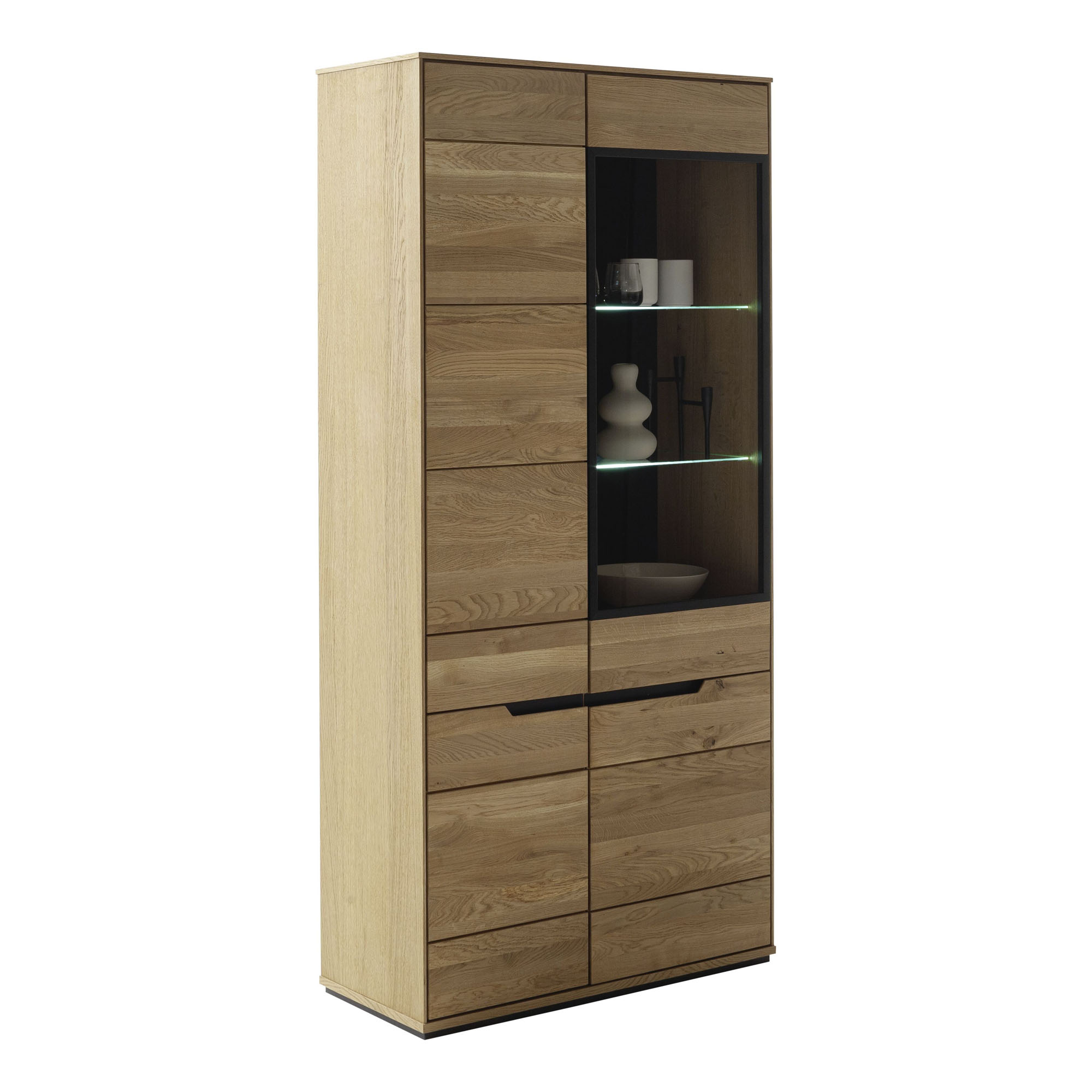 Hohe Vitrine aus hellem Holz mit einer Glastür, zwei beleuchteten Glasböden und mehreren geschlossenen Fächern darunter