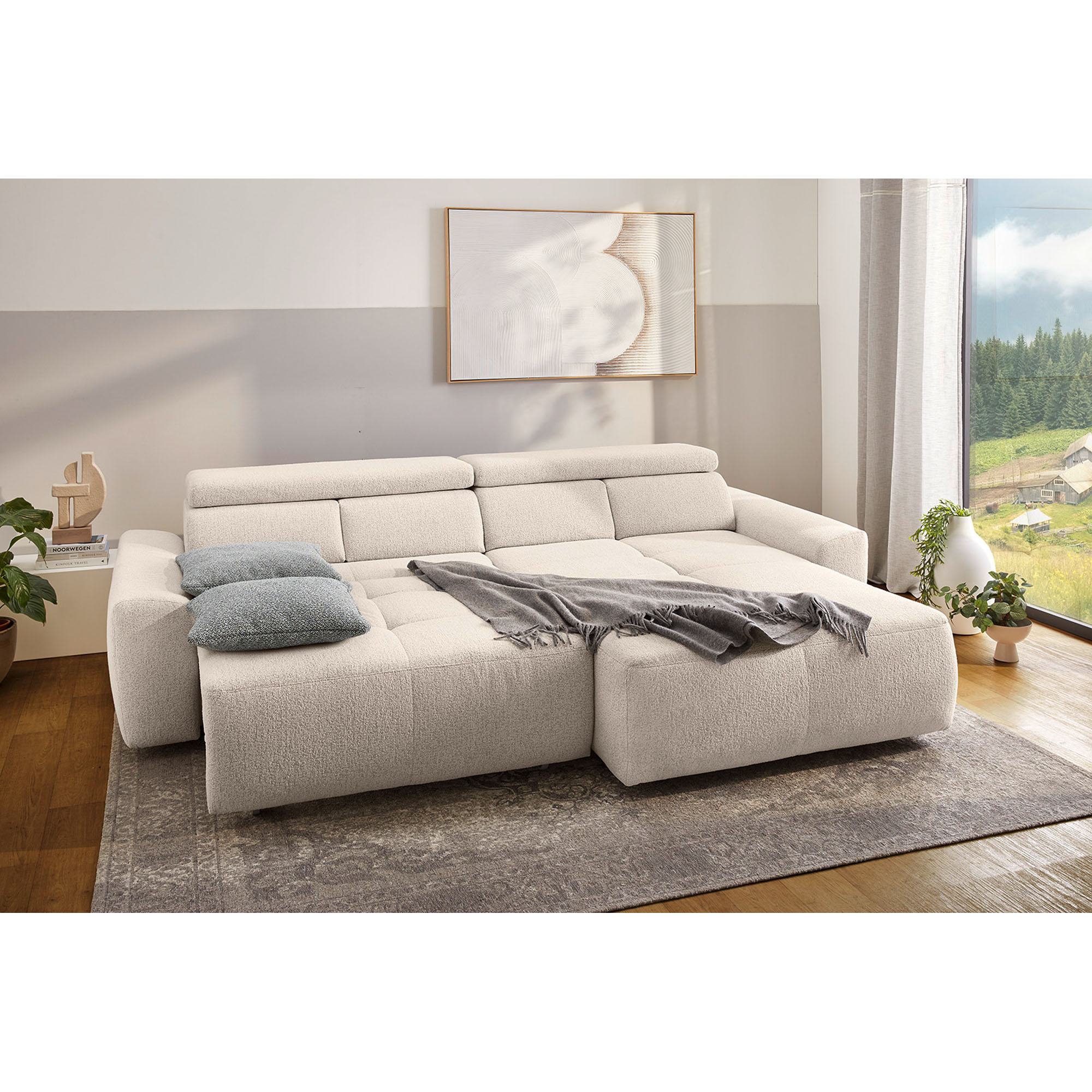 Modernes Ecksofa in Cremeweiß mit ausgeklappter Liegefläche und dekorativen Kissen im Wohnzimmer