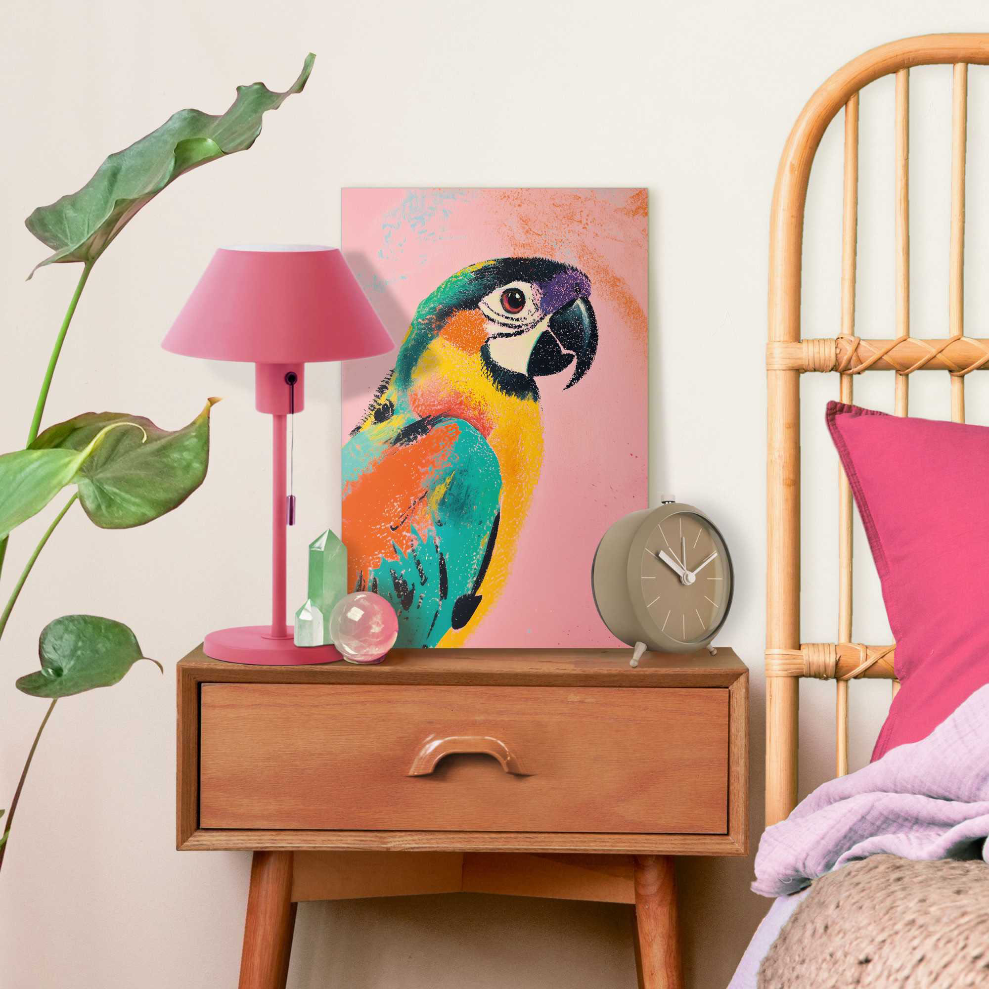 Das Wandbild „Coloured Bird“ in Mehrfarbig, 20 × 30 cm, hängt in einem eingerichteten Wohnraum und zeigt die Größenwirkung an der Wand.