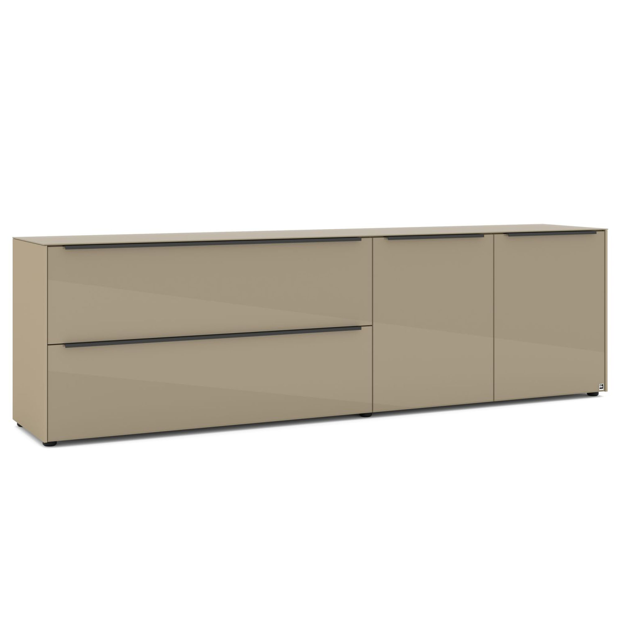 Weitere Ausführungsvariante des Lowboards in Taupe mit abweichender Frontaufteilung. Links befinden sich zwei breite Schubladen und rechts zwei Türen. Die seitliche Korpusfläche und die dunklen, waagerechten Griffleisten sind sichtbar.