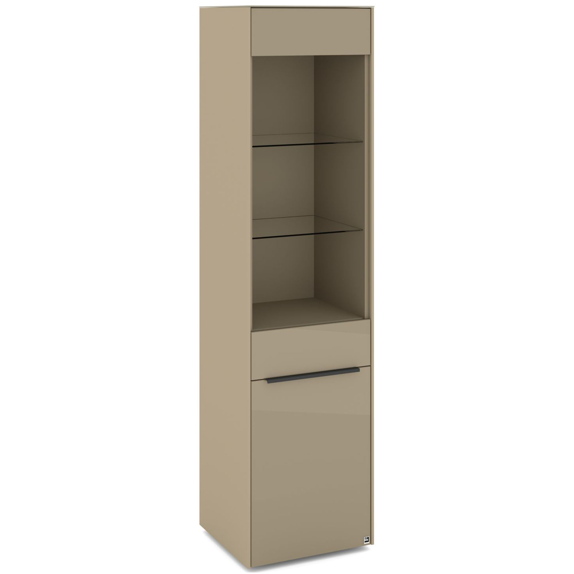 Perspektivische Ansicht der taupefarbenen Vitrine von vorne links. Sichtbar sind die geschlossene Seitenwand, der offene obere Bereich mit zwei Glasböden und die darunterliegende Schranktür. Eine lange dunkle Griffleiste befindet sich oberhalb der unteren