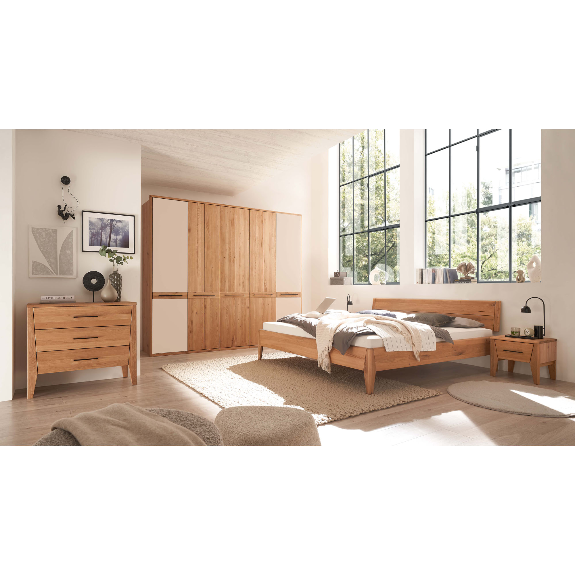Komplett eingerichtetes Schlafzimmer mit Holzbett Kleiderschrank Nachttisch und Kommode