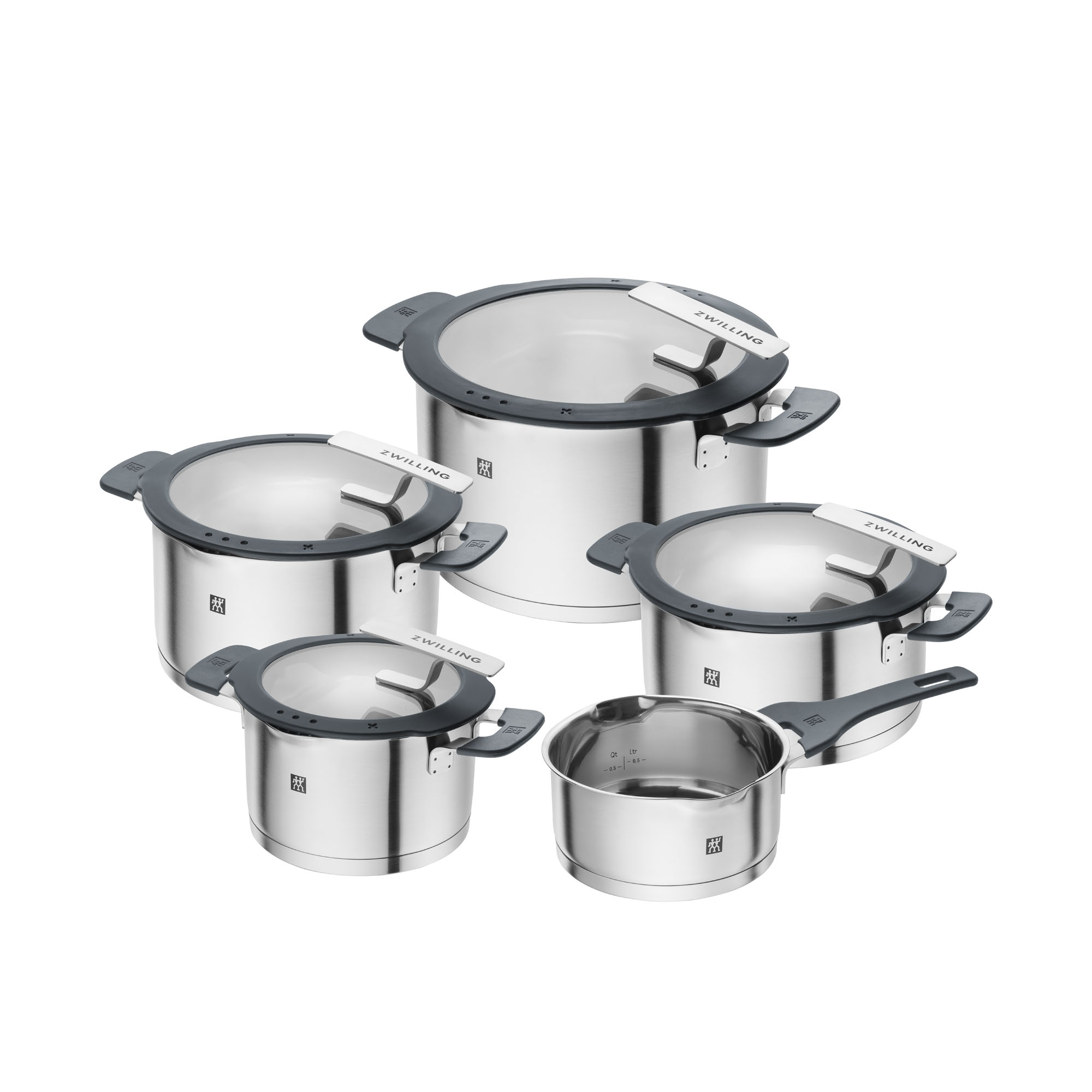 Mehrere Töpfe und Deckel des Kochtopfsets, Serie Simplify von ZWILLING, in Steingrau, freigestellt auf weißem Hintergrund.