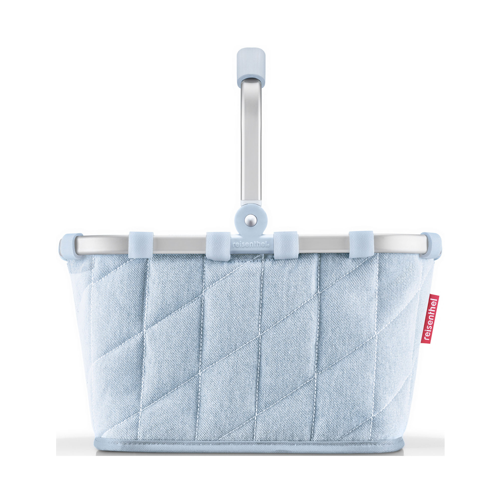 Reisenthel carrybag XS in rhombus denim mit Rautenmuster und aufgestelltem Tragegriff in seitlicher Ansicht