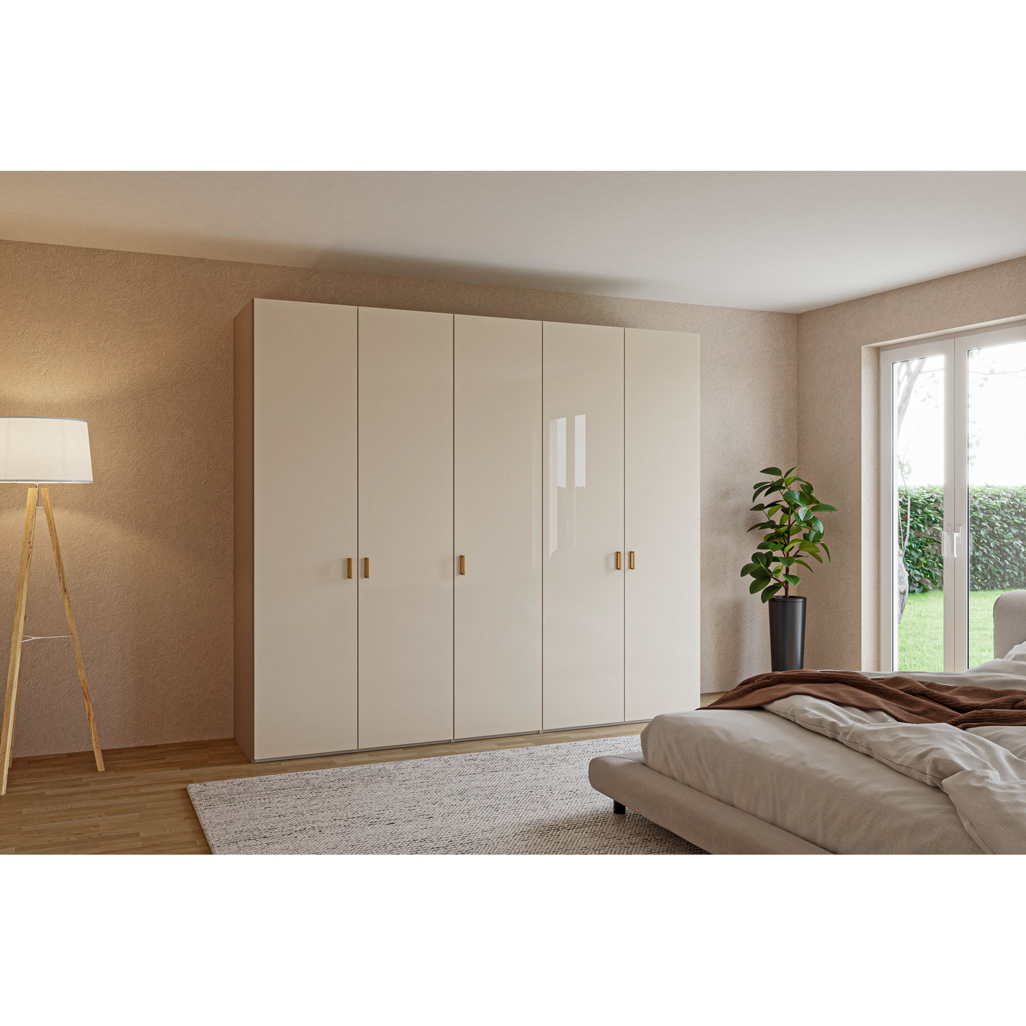 fünftüriger Kleiderschrank freistehend an der Wand in einem modern eingerichteten Schlafzimmer