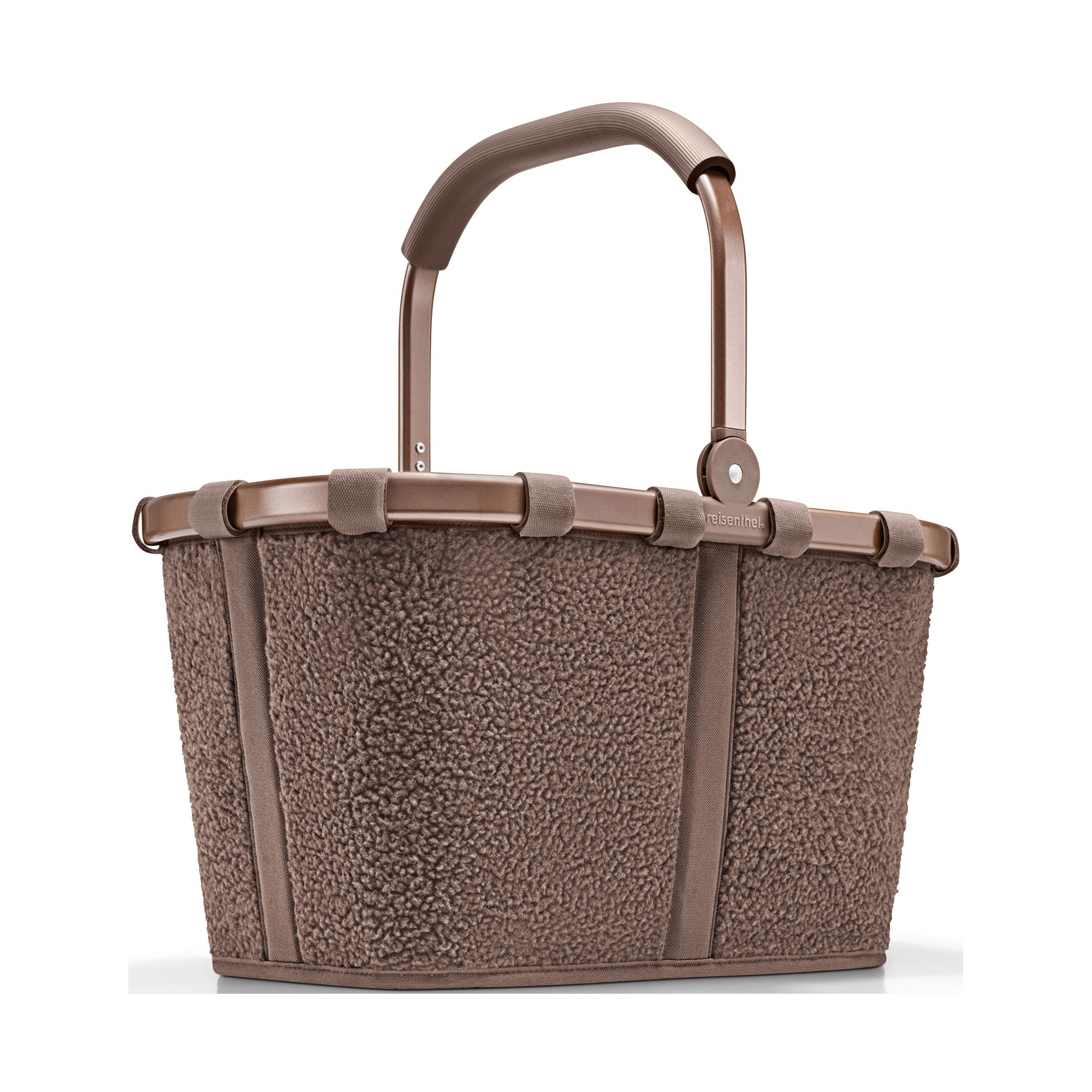 Einkaufskorb von Reisenthel, Modell Carrybag, in Schokoladenbraun aus Teddyfleece, frontal mit hochgestelltem Tragegriff und Aluminiumrahmen