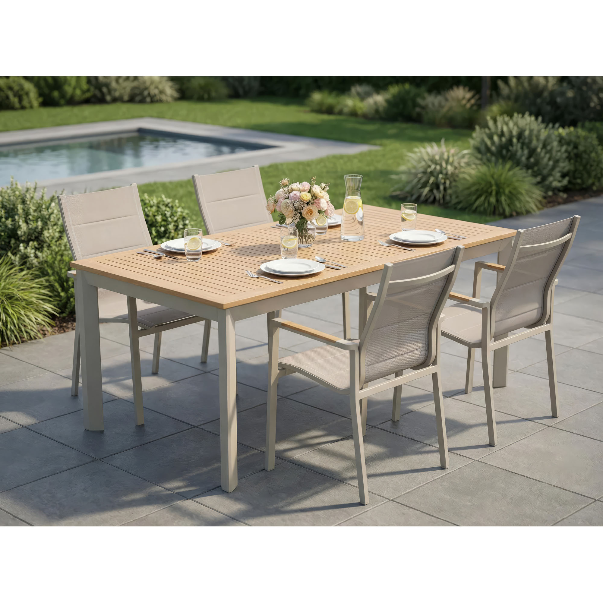 Gartentisch mit mehreren Stühlen auf einer Terrasse im Außenbereich