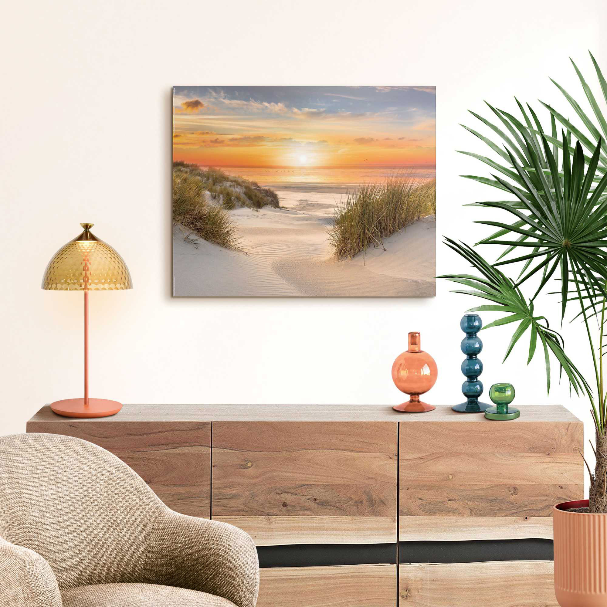 Das Wandbild „Beautiful Dunes“ in Orange, 40 × 50 cm, hängt in einem eingerichteten Wohnraum und zeigt die Größenwirkung an der Wand.