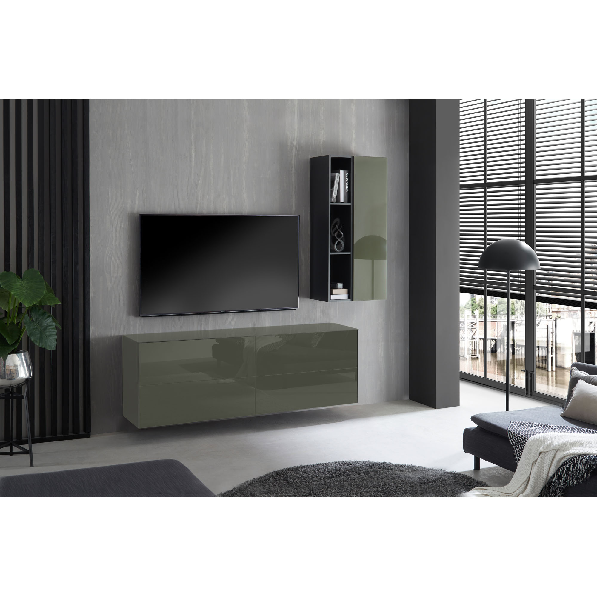 Modern eingerichtetes Wohnzimmer mit anthrazitfarbener Hochglanz-Wohnwand, bestehend aus Hängeschrank, Lowboard und Wandregal unter einem Fernseher