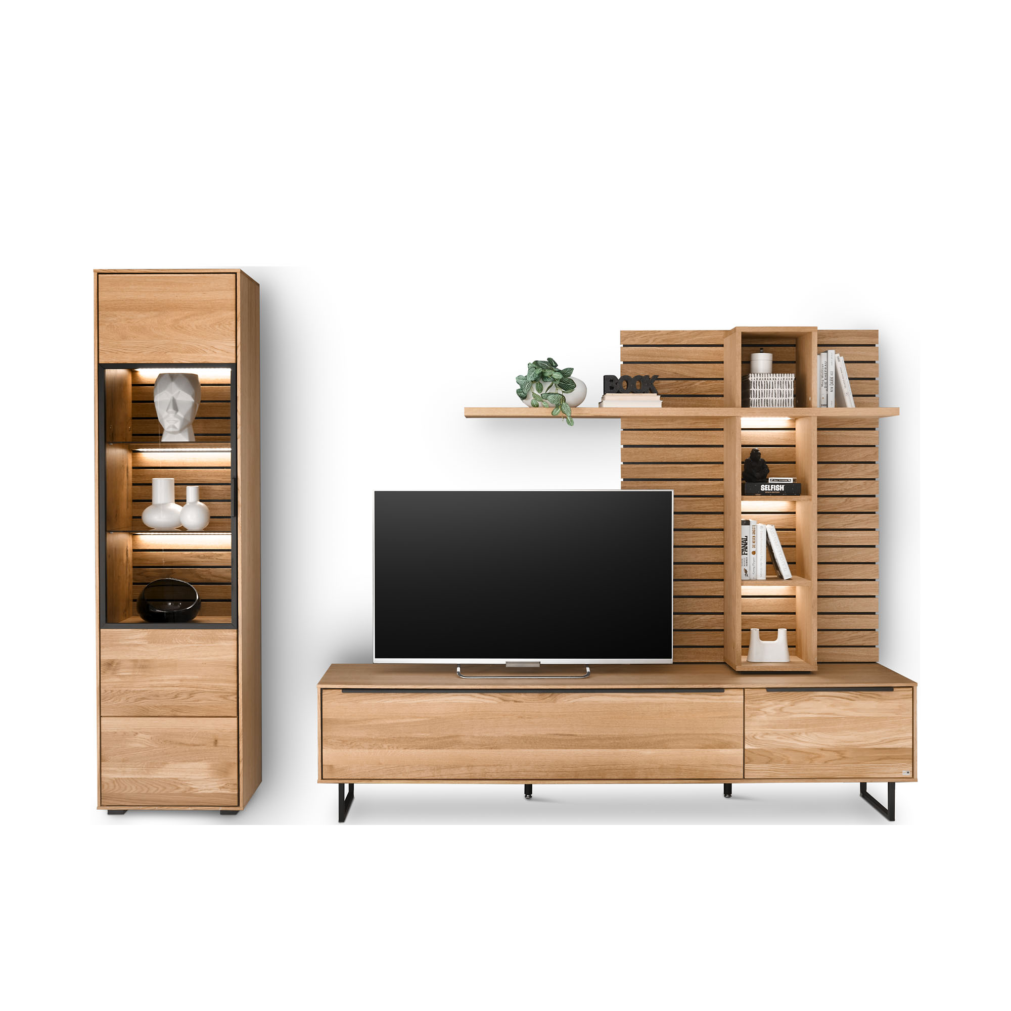 Frontansicht der Wohnkombination Musterring Set One Jackson in Eiche mit Vitrine, Lowboard und Wandpaneel. Mehrere offene Fächer sind durch eingeschaltete LED-Beleuchtung hervorgehoben.