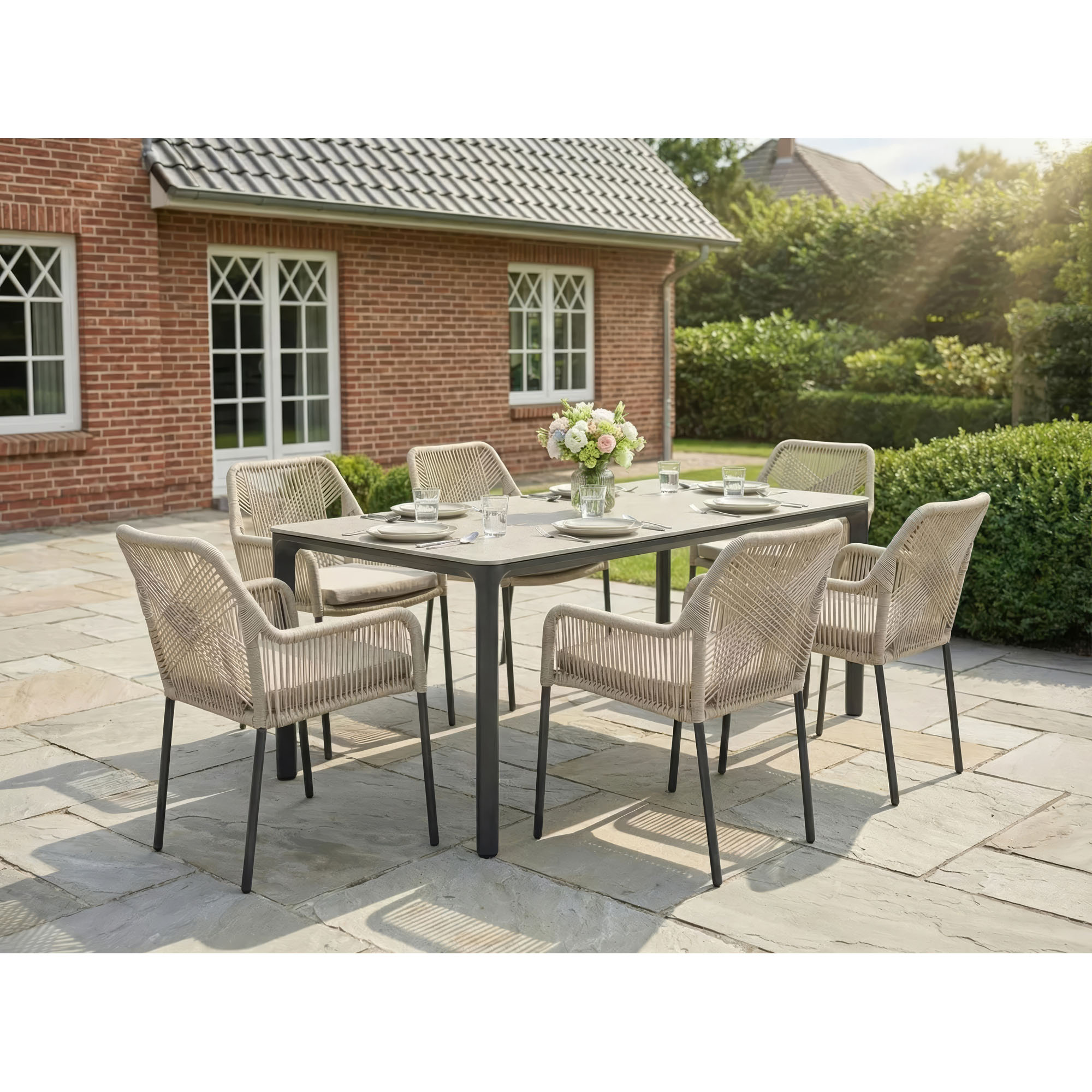 Mehrere Gartenstühle mit Tisch im Außenbereich auf einer Terrasse