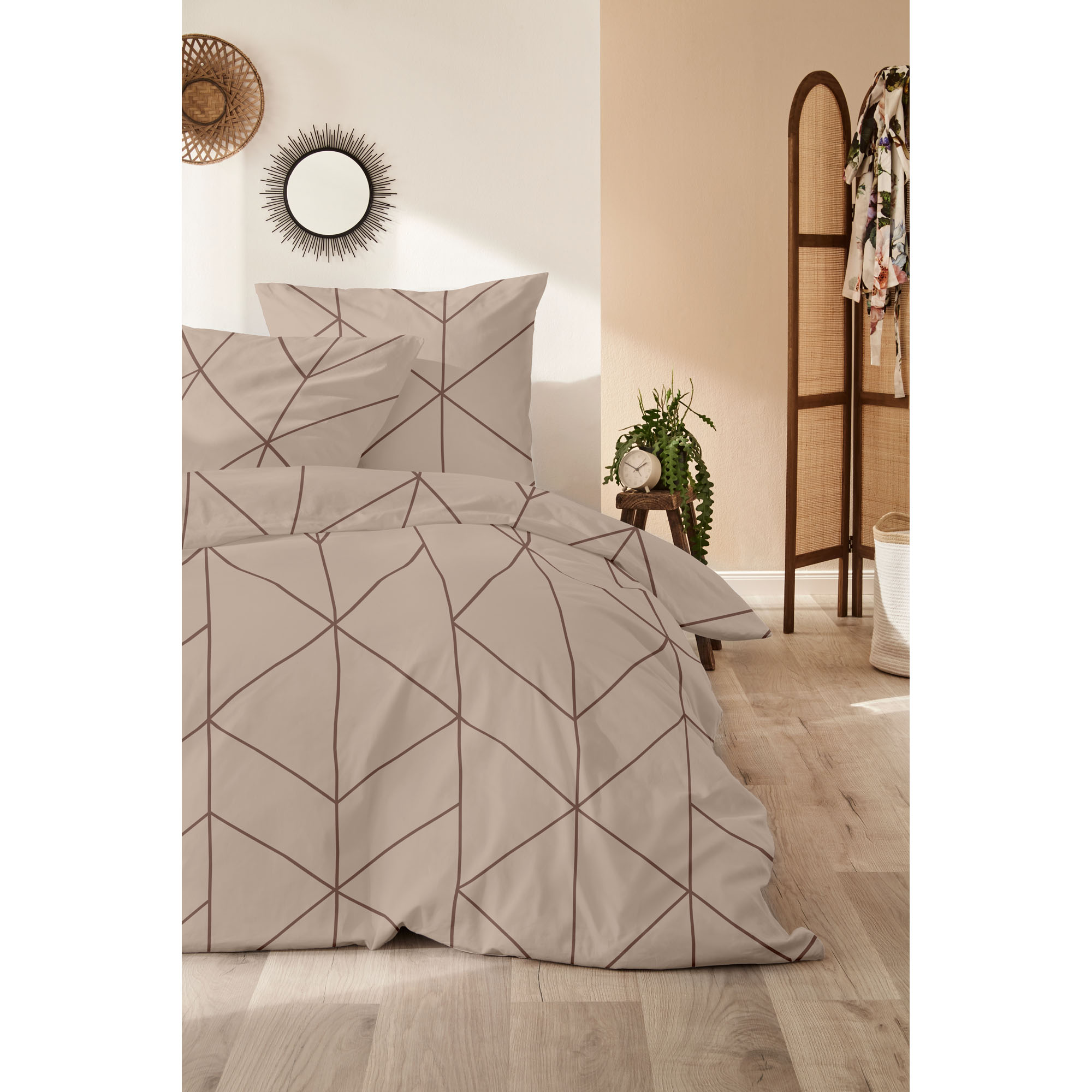 Seitlicher Ausschnitt eines Bettes mit braun-beiger Mako-Satin-Bettwäsche und geometrischem Linienmuster; Größe 135 x 200 cm.