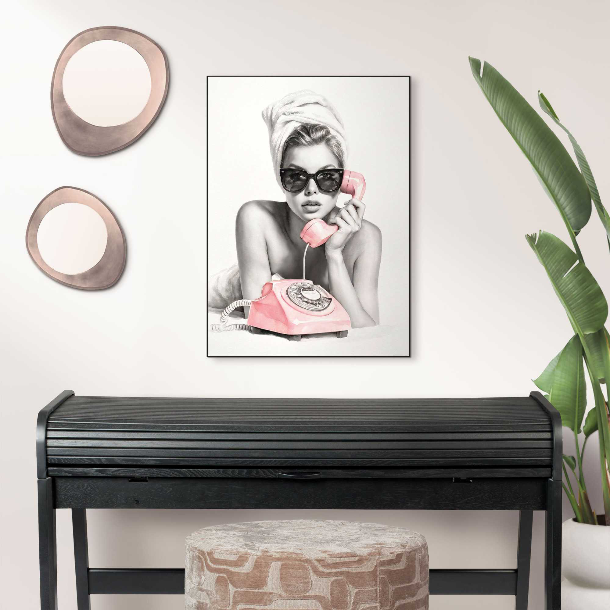 Das Wandbild „Fashion Calling“ in Rosa, 50 × 70 cm, hängt in einem eingerichteten Wohnraum und zeigt die Größenwirkung an der Wand.