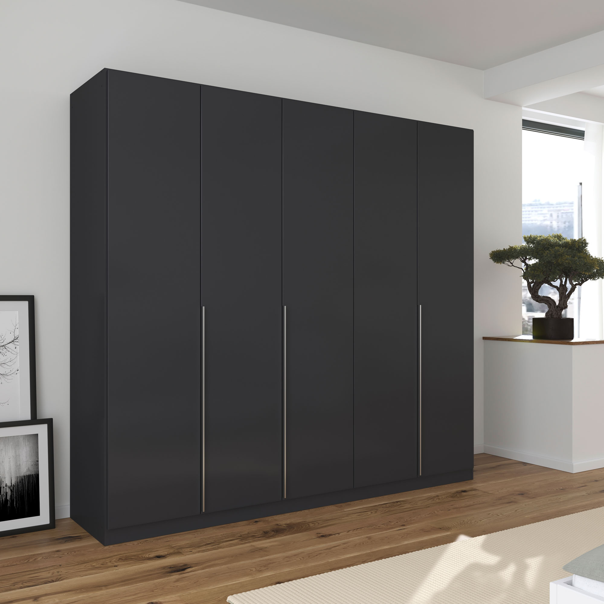 Grau-Metallicer fünftüriger Kleiderschrank in einem hell eingerichteten Schlafzimmer mit Holzfußboden und modernen Möbeln