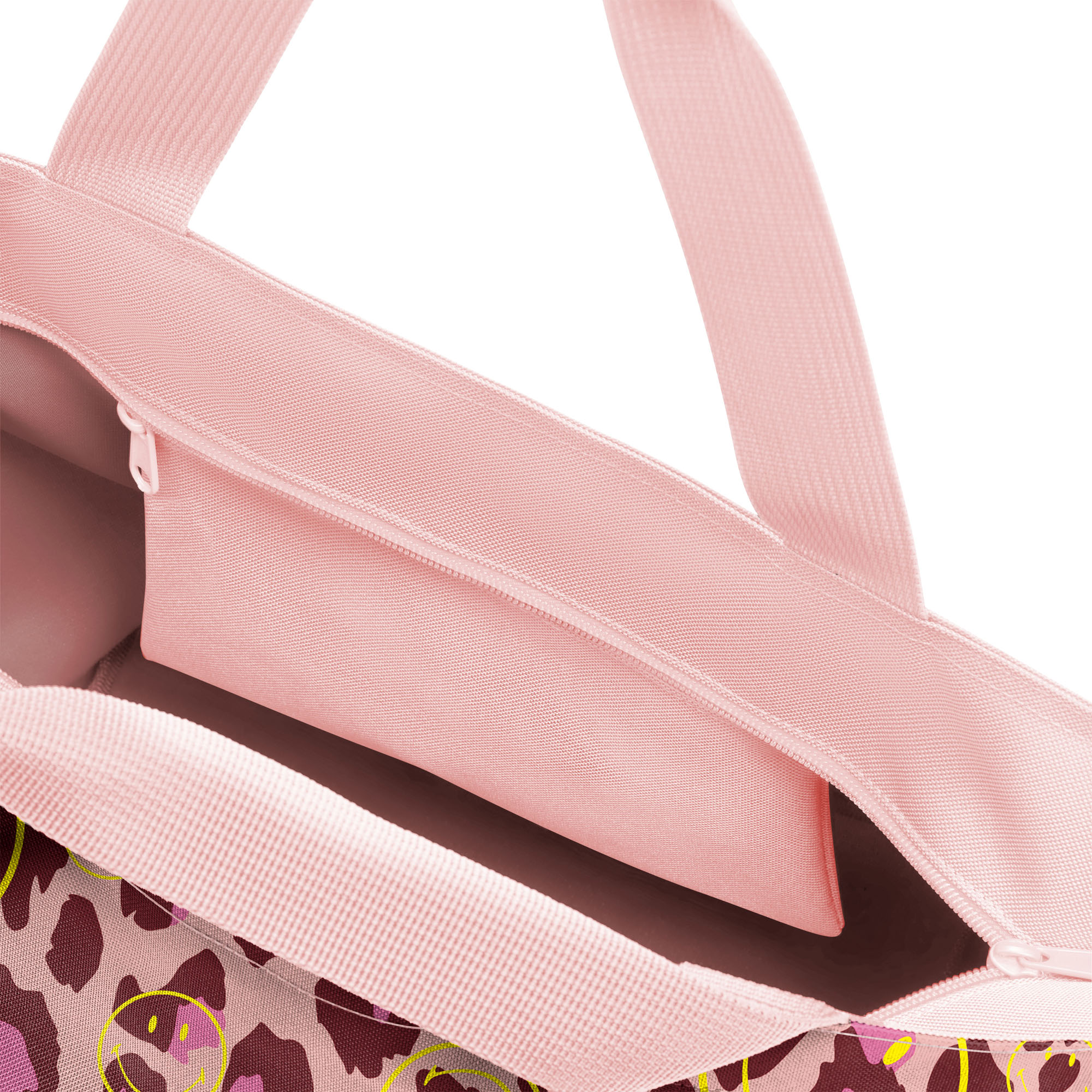 Innenansicht der Reisenthel Tasche mit Reißverschlussfach und rosa Tragegriffen