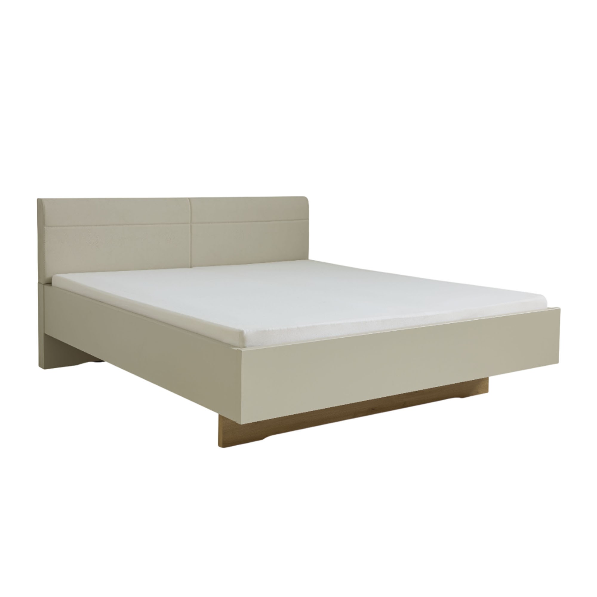 Helles Doppelbett Interliving 1026 mit gepolstertem Kopfteil, glattem Bettrahmen und sichtbarem Holzsockel vor neutralem Hintergrund