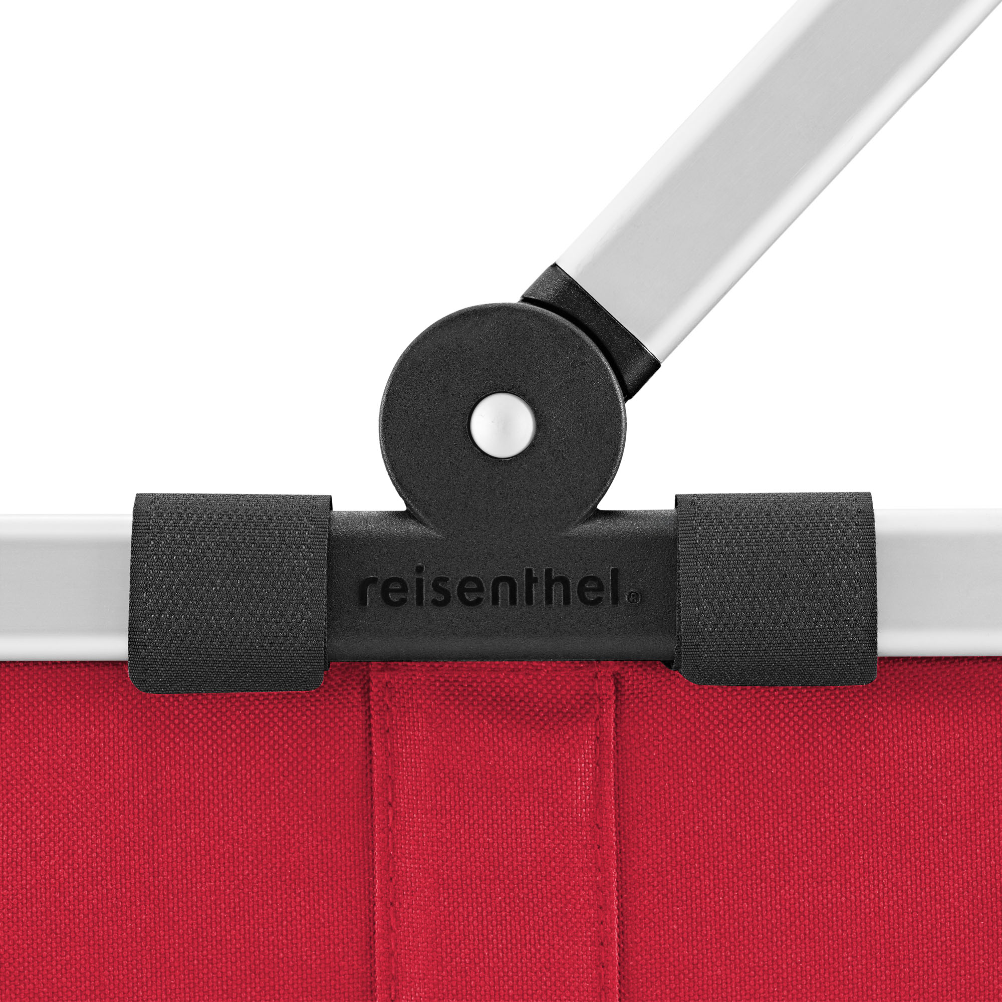 Einkaufskorb von Reisenthel, Modell Carrybag, in Rot, als Nahaufnahme des Gelenks zwischen Aluminiumgriff und Korbrand.