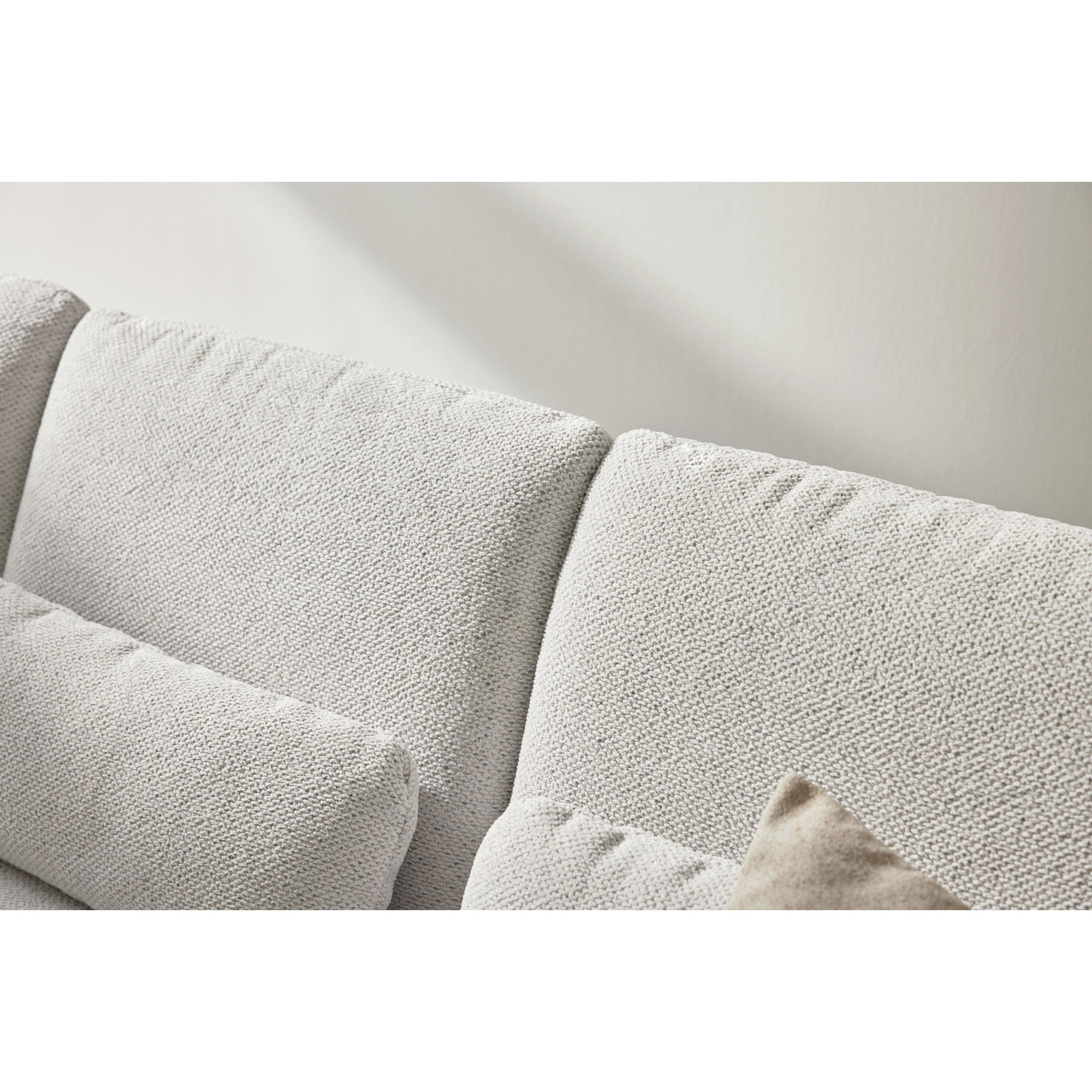 Nahaufnahme der strukturierten Stoffoberfläche am Rückenpolster der Interliving Sofa Serie 4304