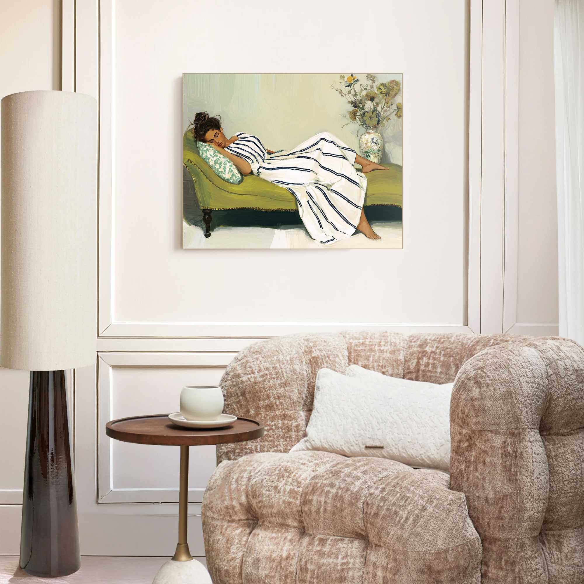 Das Wandbild „Napping Beauty“ in Grün, 50 × 40 cm, hängt in einem eingerichteten Wohnraum und zeigt die Größenwirkung an der Wand.