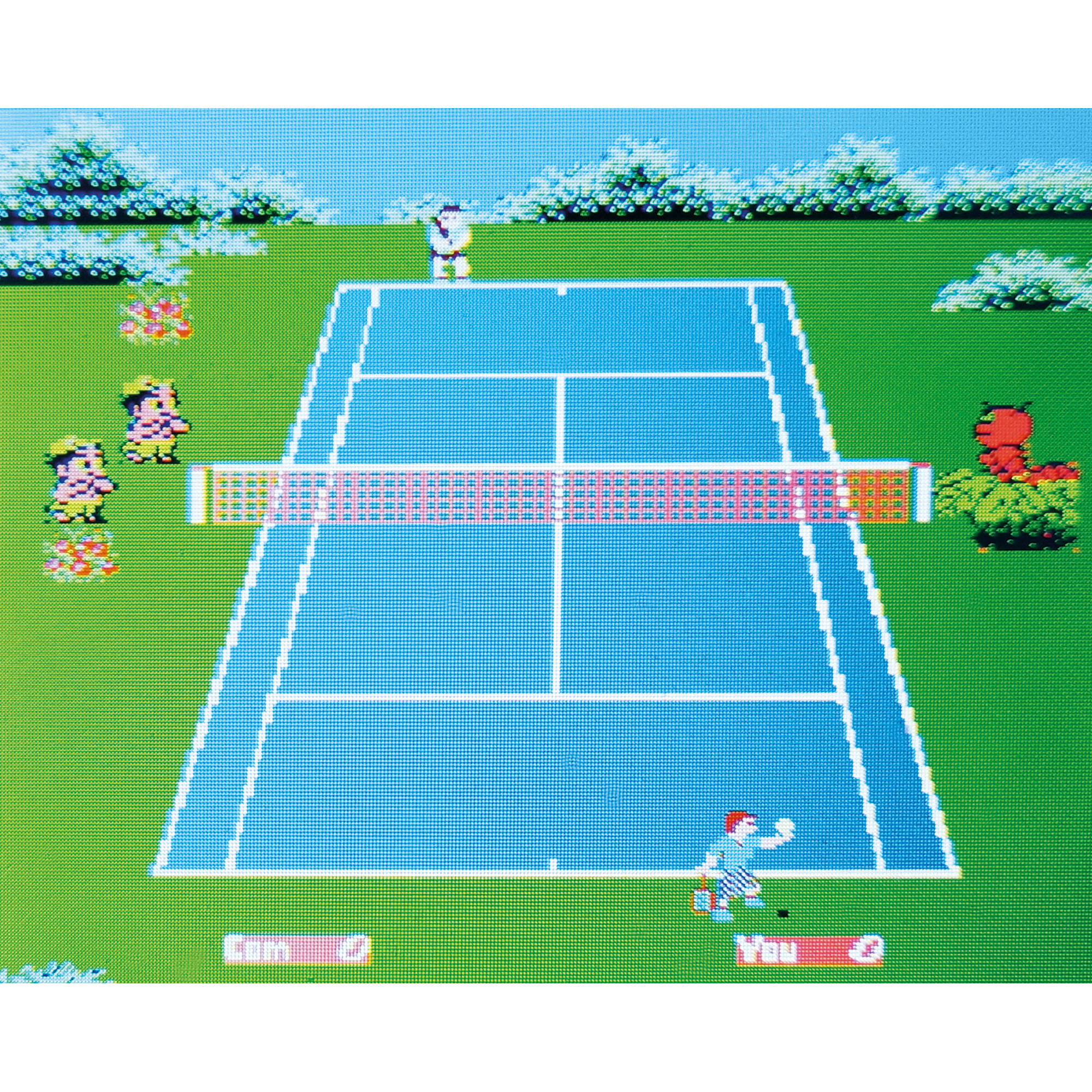 Mini-Arcade-Spiel mit Weltraumdesign, mit einem Bildschirmfoto eines Tennisplatz-Spiels gezeigt.