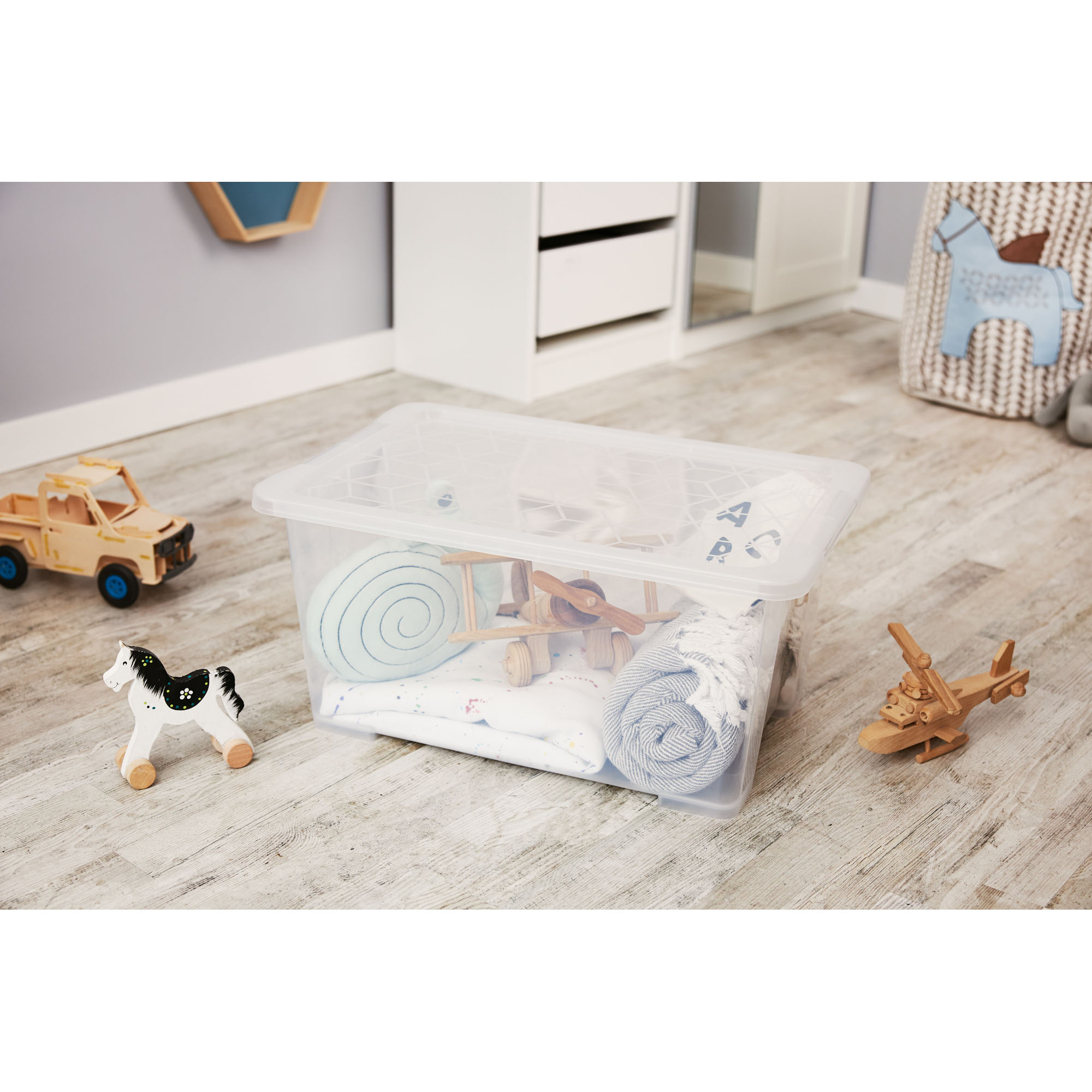 Transparente Aufbewahrungsbox mit Rollen unter einem Bett im Wohnraum