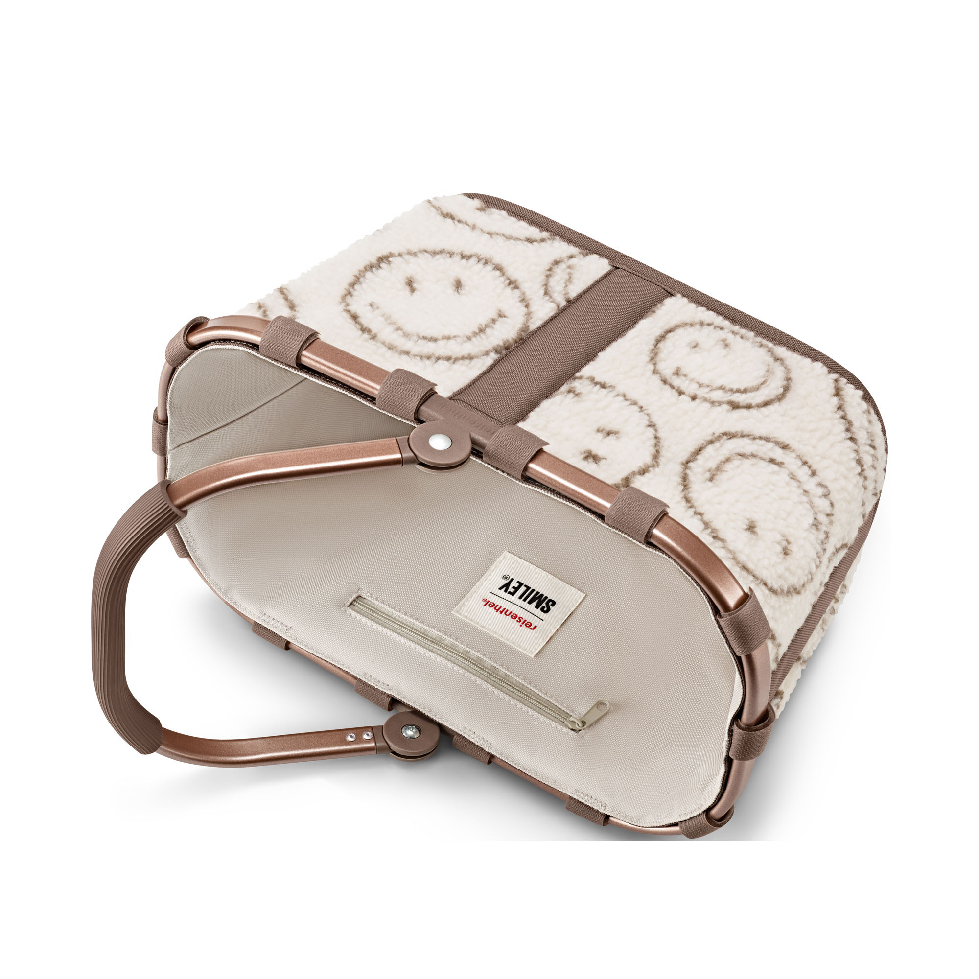 Kleiner Einkaufskorb von Reisenthel, Modell Carrybag XS, in Creme und Braun mit Smiley-Muster aus Teddyfleece, seitlich zusammengeklappt dargestellt