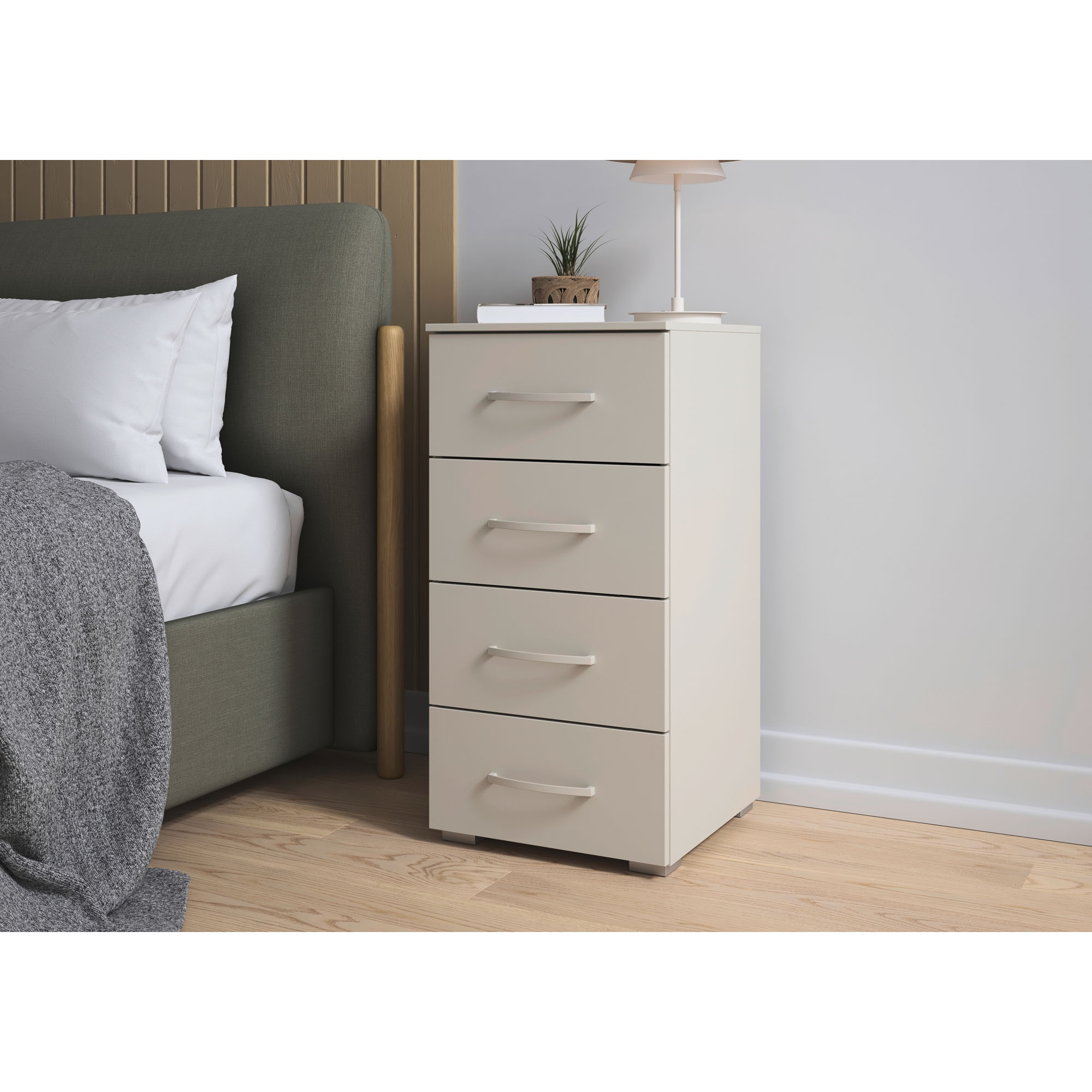 Beige Kommode mit vier Schubladen neben Bett im Schlafzimmer dekoriert mit Lampe Pflanze und Büchern