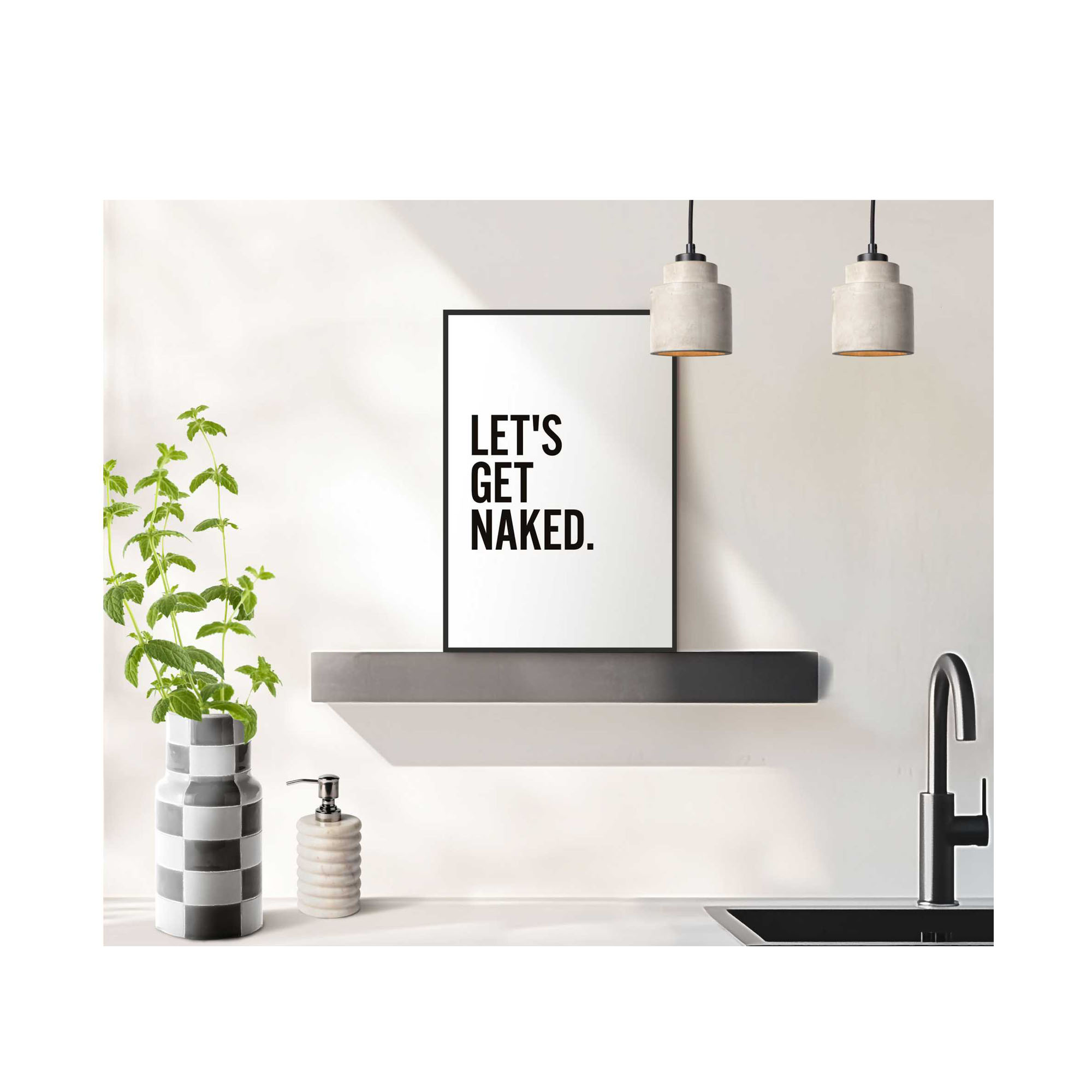Das Wandbild „Let's Get“ in Schwarz-Weiß, 20 × 30 cm, hängt in einem eingerichteten Wohnraum und zeigt die Größenwirkung an der Wand.