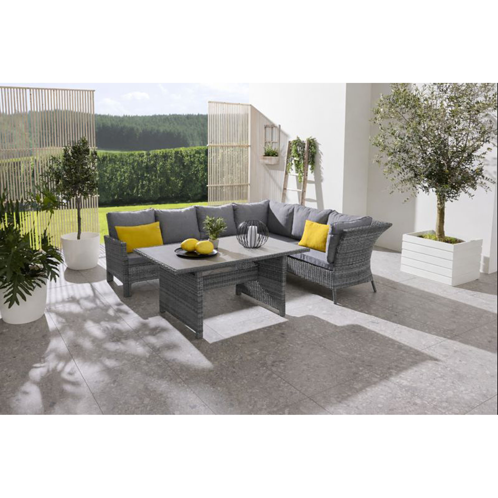Ecklounge mit Polstern und Tisch auf einer Terrasse im Außenbereich