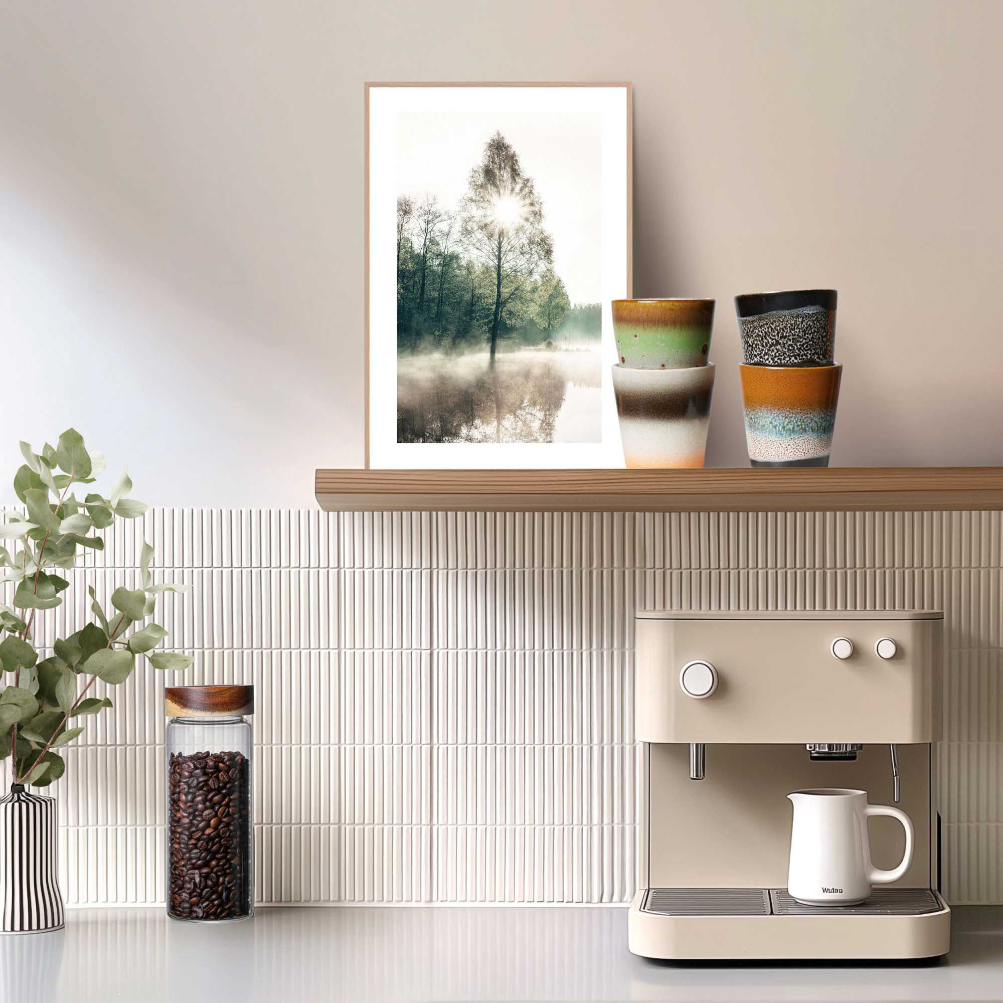 Das Wandbild „Sunny Tree“ in Grün, 20 × 30 cm, hängt in einem eingerichteten Wohnraum und zeigt die Größenwirkung an der Wand.