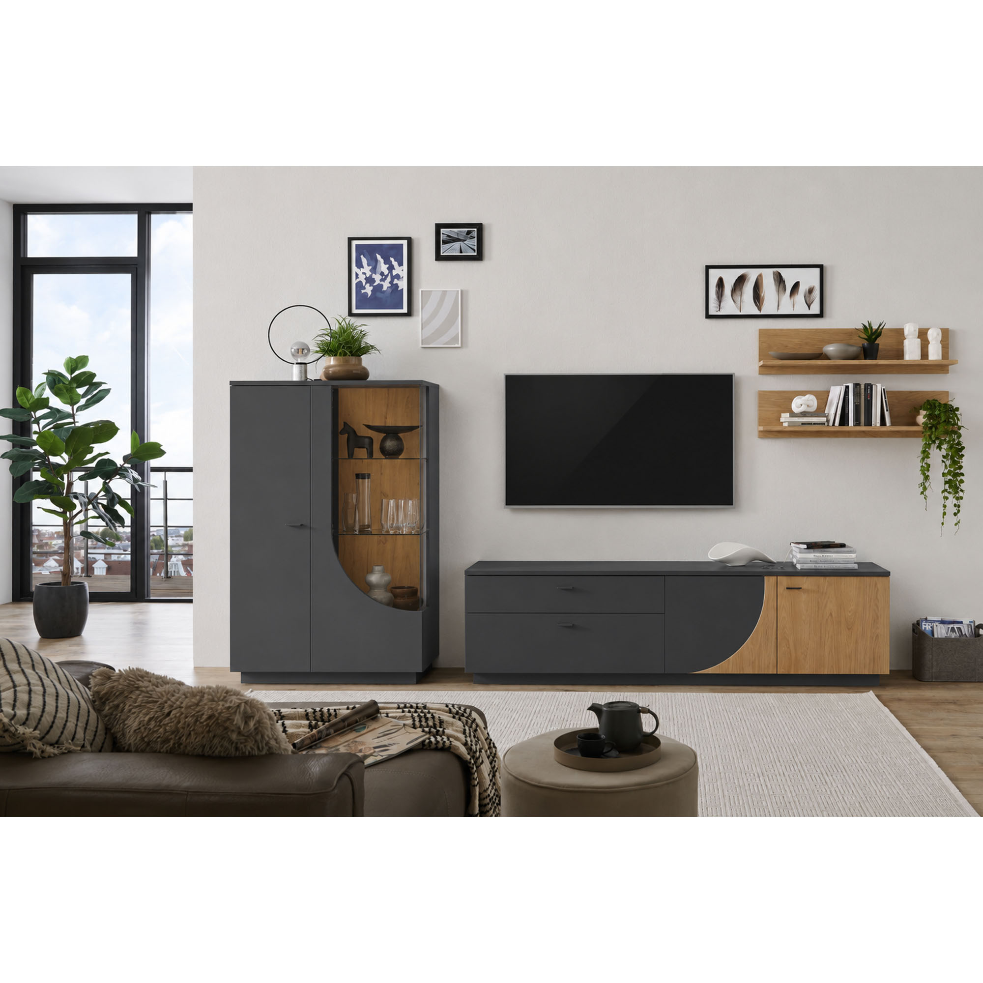 Graue Wohnkombination mit beleuchteter Vitrine, TV-Lowboard und Wandregalen in einem modern eingerichteten Wohnzimmer