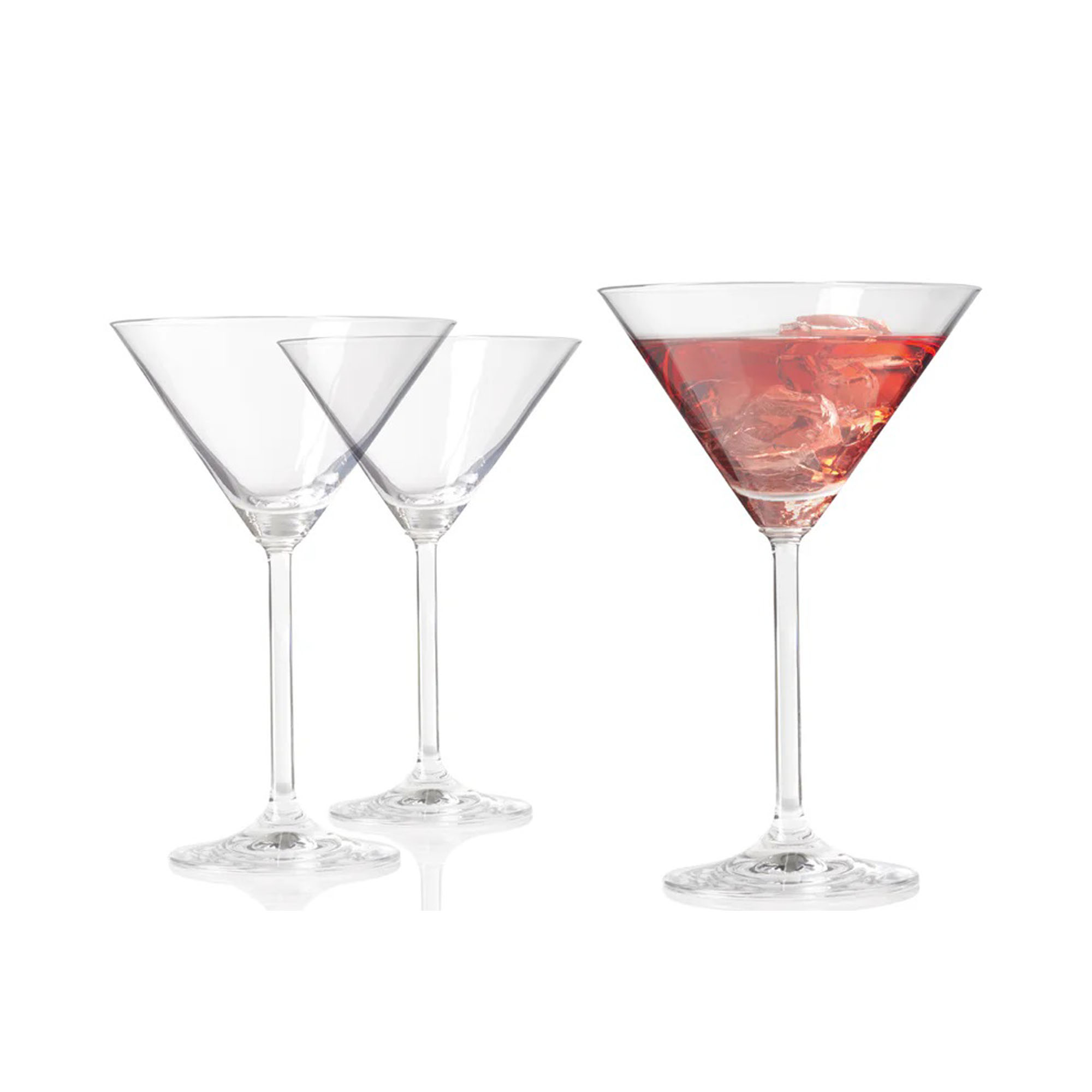 Drei Martinigläser aus klarem Glas nebeneinander davon eines mit rotem Cocktail gefüllt