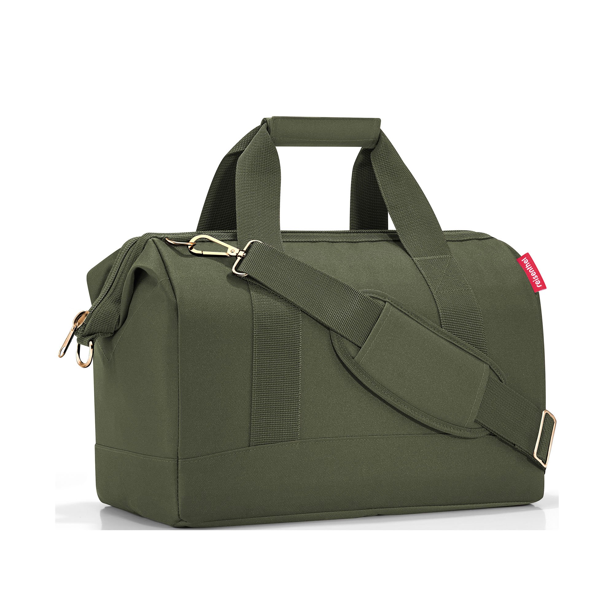 Reisetasche von Reisenthel, Modell Allrounder M, in Olivgrün mit goldfarbenen Beschlägen, schräg von vorn mit Tragegriffen und Schultergurt