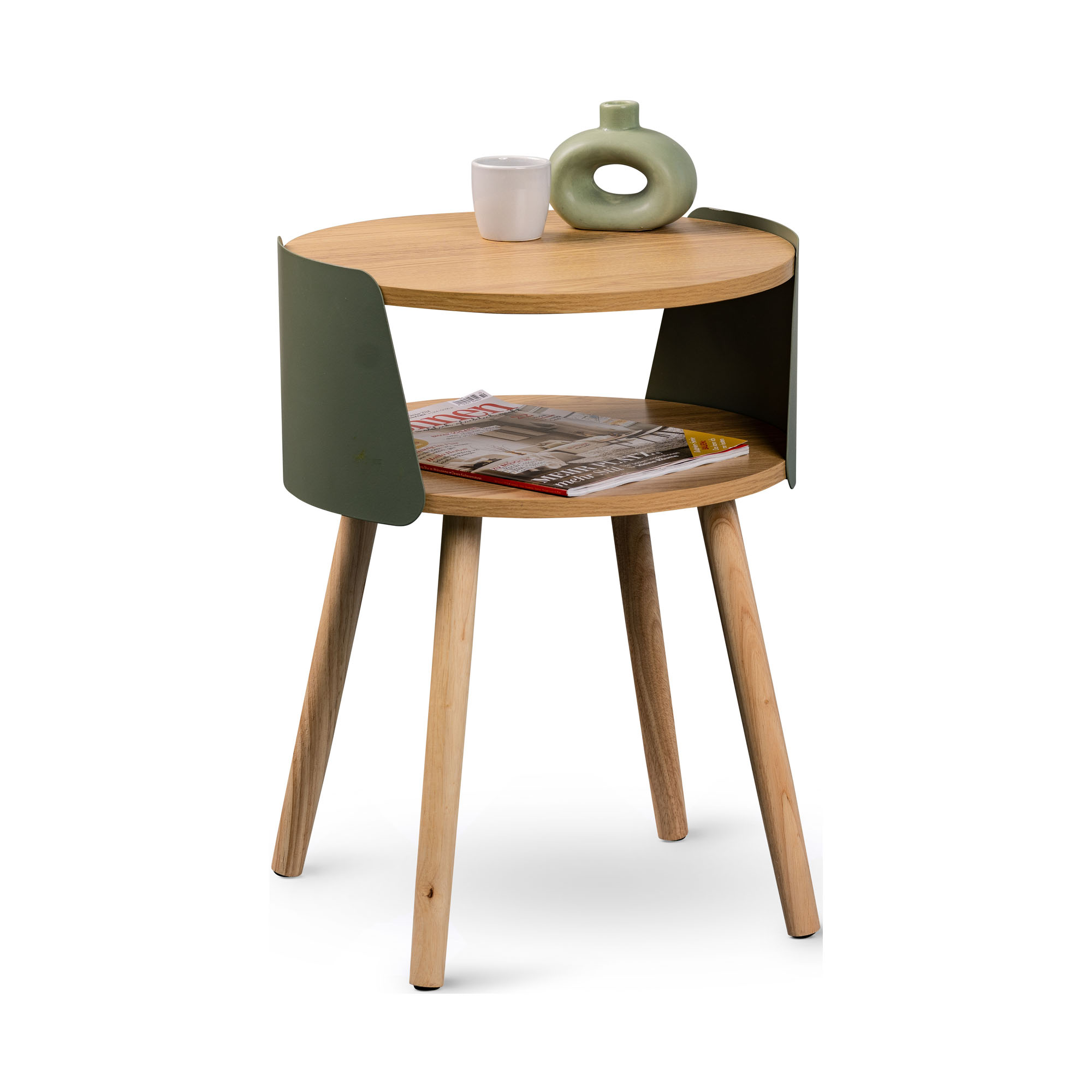 Runder Beistelltisch mit zwei Holzplatten, grünen seitlichen Metallblenden und vier Holzbeinen, auf der oberen Platte stehen eine grüne Vase und eine weiße Tasse, auf der unteren liegen Zeitschriften