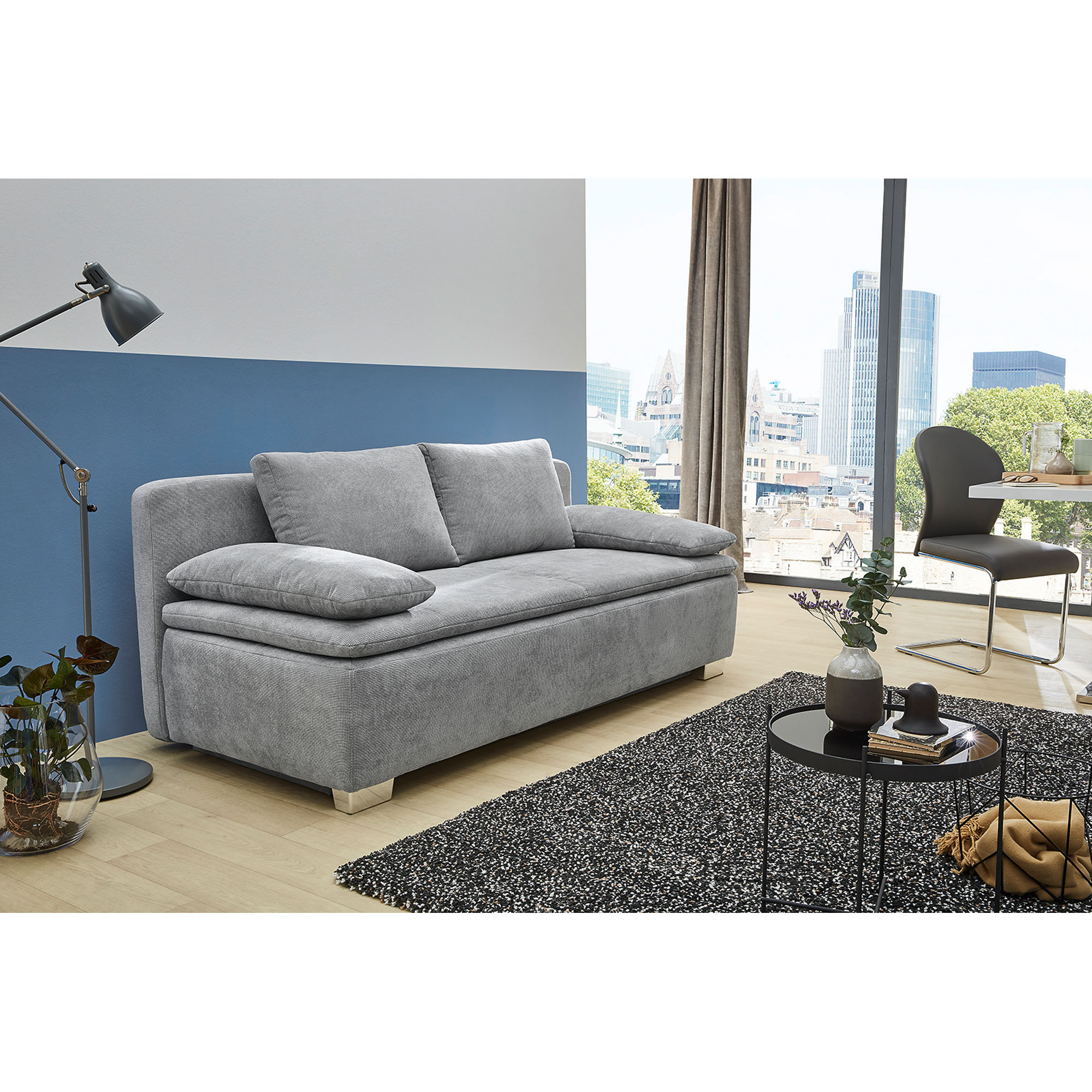 Funktionssofa in Grau, Stellmaß 160x200 cm, mit grauem Kissen, dargestellt in einem Wohnzimmer