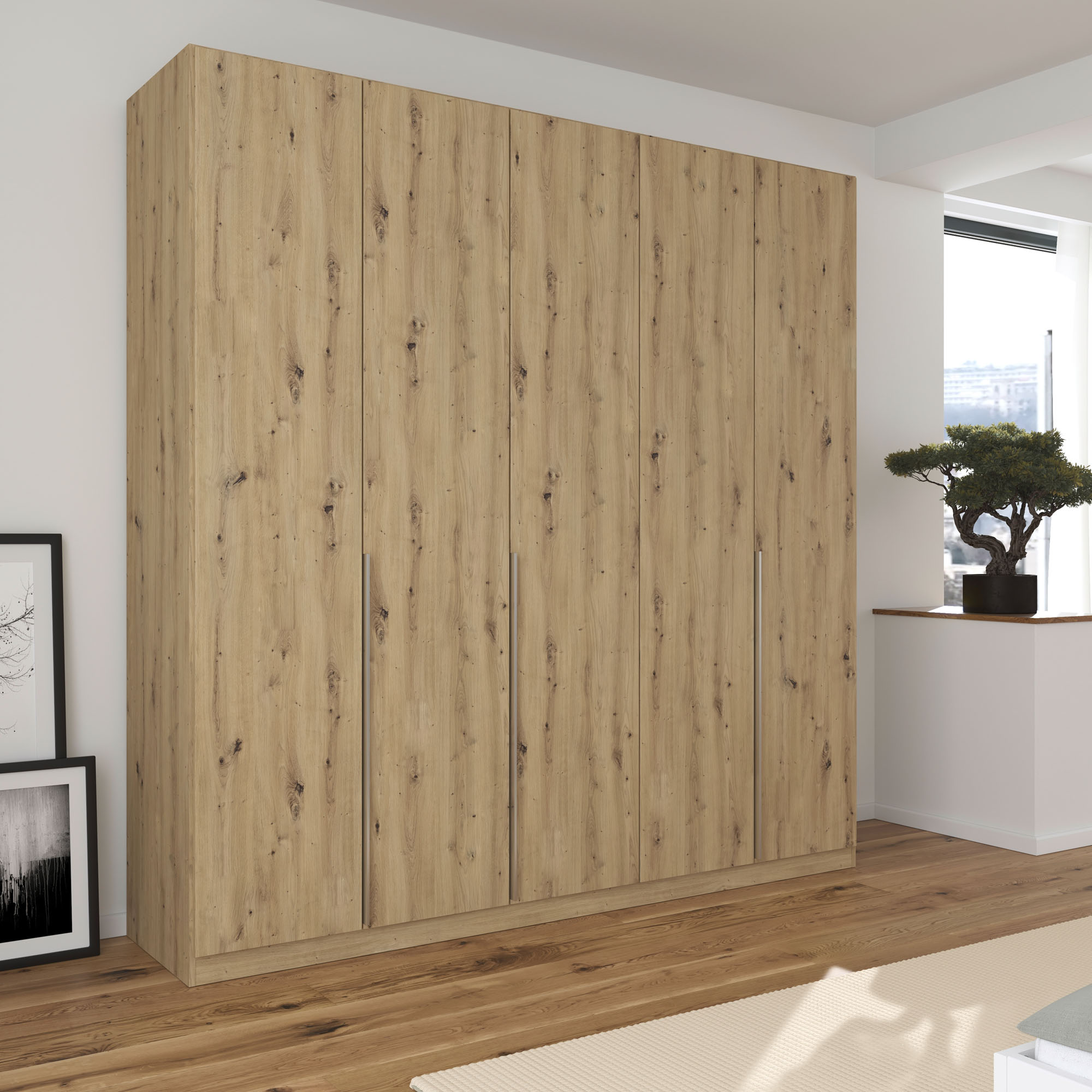 Fünftüriger Kleiderschrank in Eiche Artisan in einem hell eingerichteten Schlafzimmer mit Holzfußboden und moderner Einrichtun
