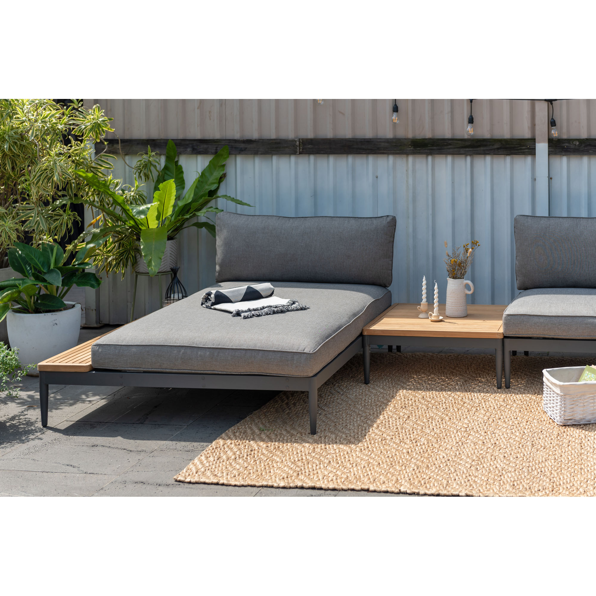 Garten Liegeelement mit Rückenpolster und Beistelltisch auf einer Terrasse mit Pflanzen