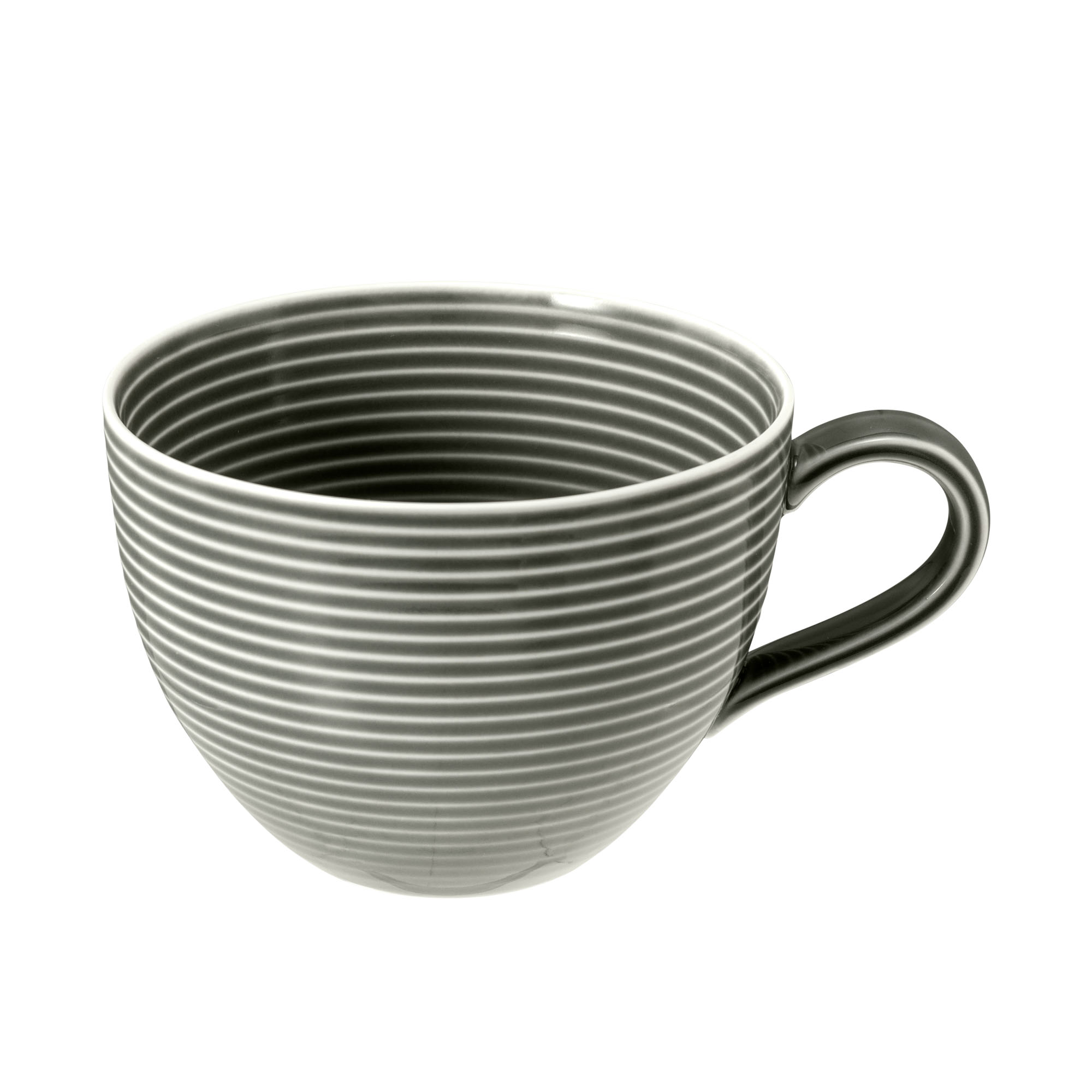 Tasse in Dunkelgrau; runde Form mit feinen waagerechten Rillen. Ansicht: schräge Ansicht mit Henkel.