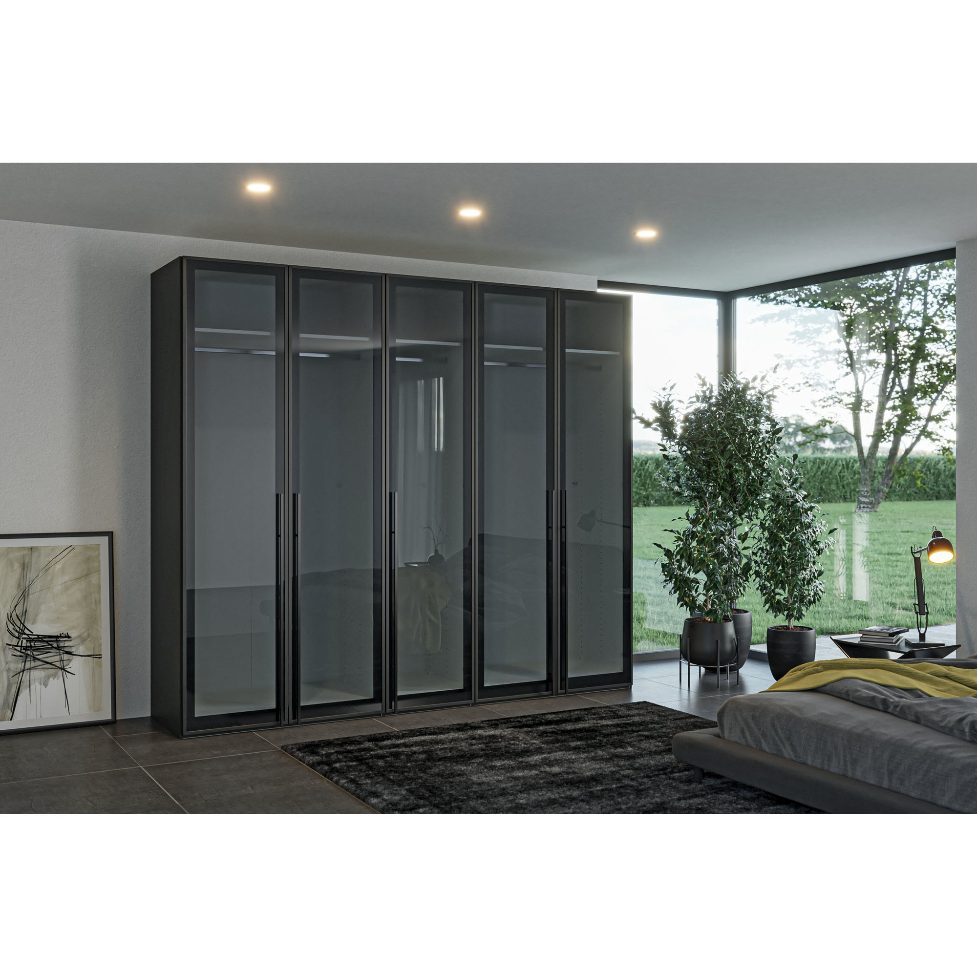 Drehtürenschrank mit Glasfronten in einem modern eingerichteten Schlafzimmer