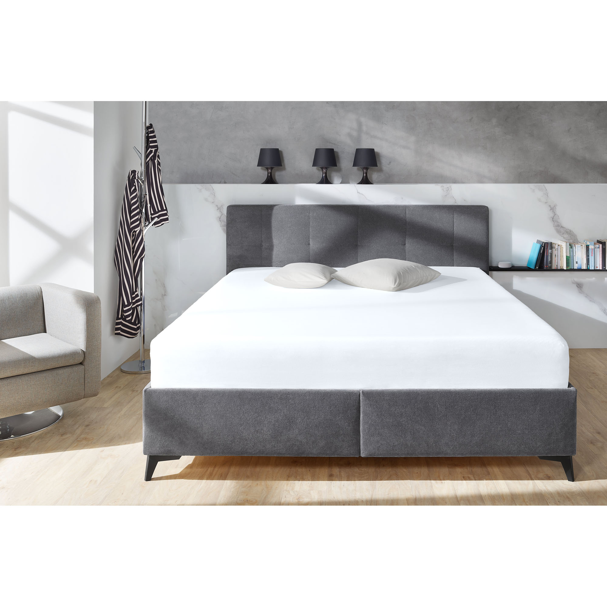 Familien-Spannbetttuch in Weiß auf einem grauen Boxspringbett in einem Schlafzimmer; zwei helle Kissen liegen am Kopfende; Größe 240 x 200 cm.
