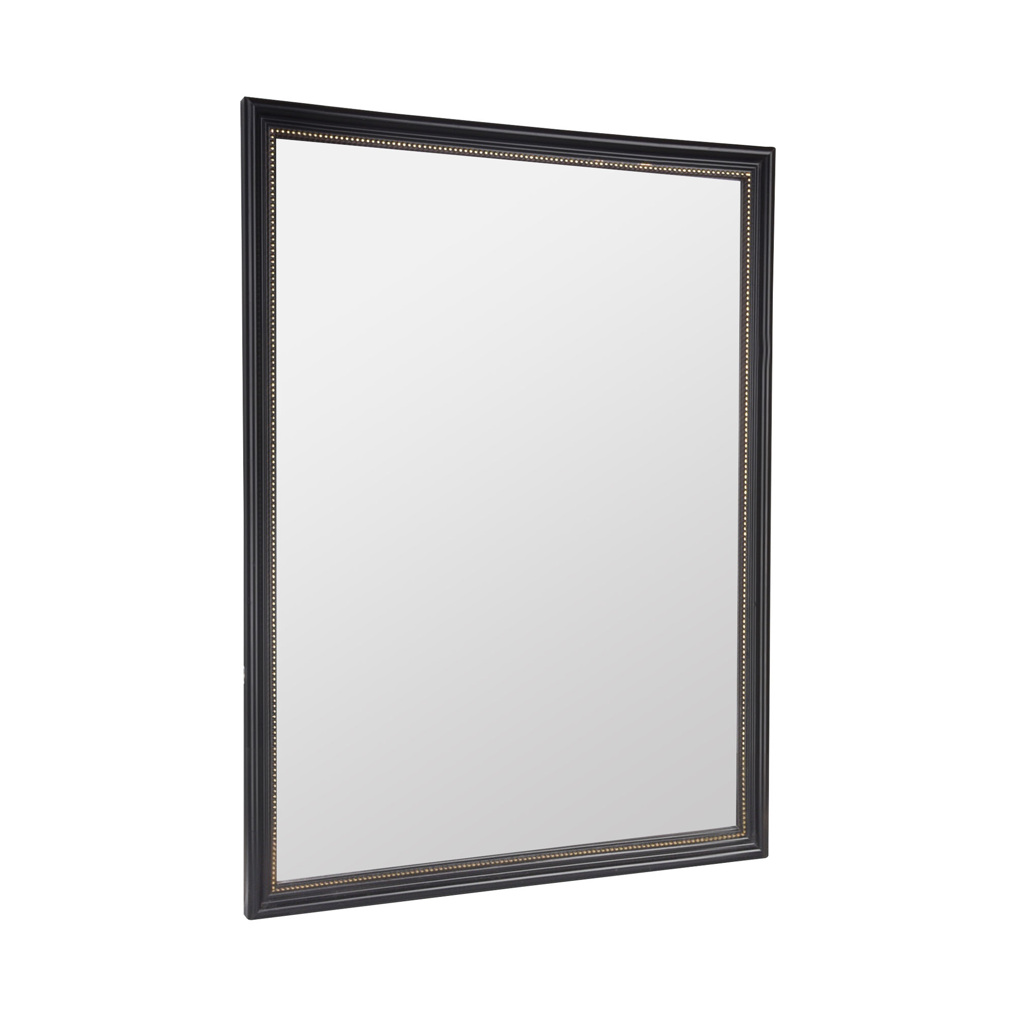 Spiegel Nadine in Schwarz, freigestellt in vollständiger Ansicht; zu sehen ist die rechteckige Spiegelfläche mit schmalem Rahmen und Zierkante; Maße ca. 34 x 45 x 1 cm.