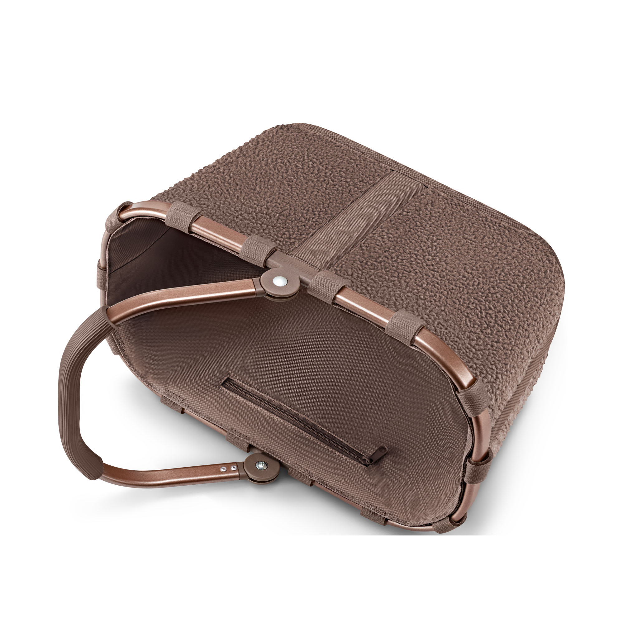 Kleiner Einkaufskorb von Reisenthel, Modell Carrybag XS, in Schokoladenbraun aus Teddyfleece, seitlich zusammengeklappt dargestellt