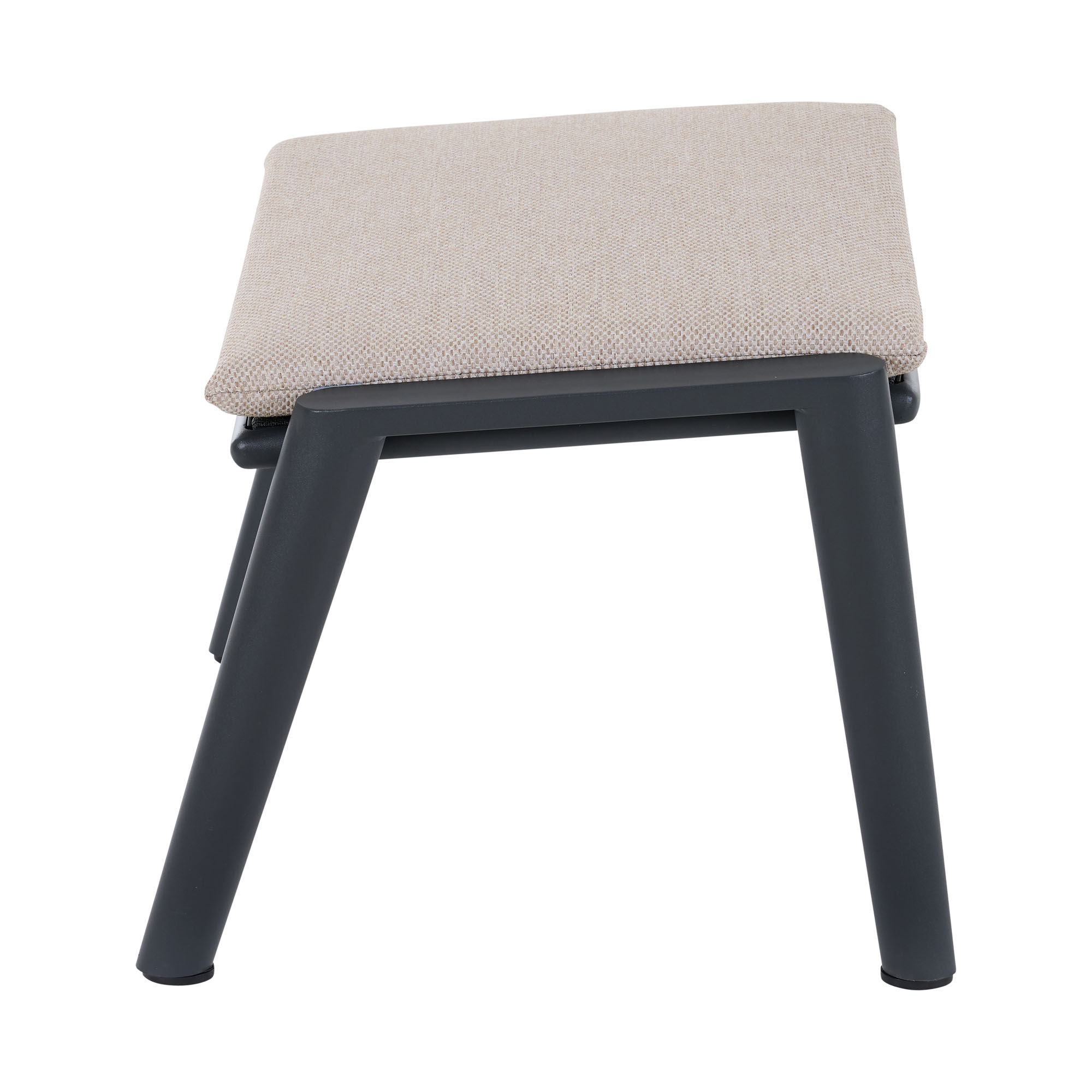 Seitenansicht eines modernen Hockers mit schrägen Aluminiumbeinen und gepolsterter Sitzfläche in Beige.