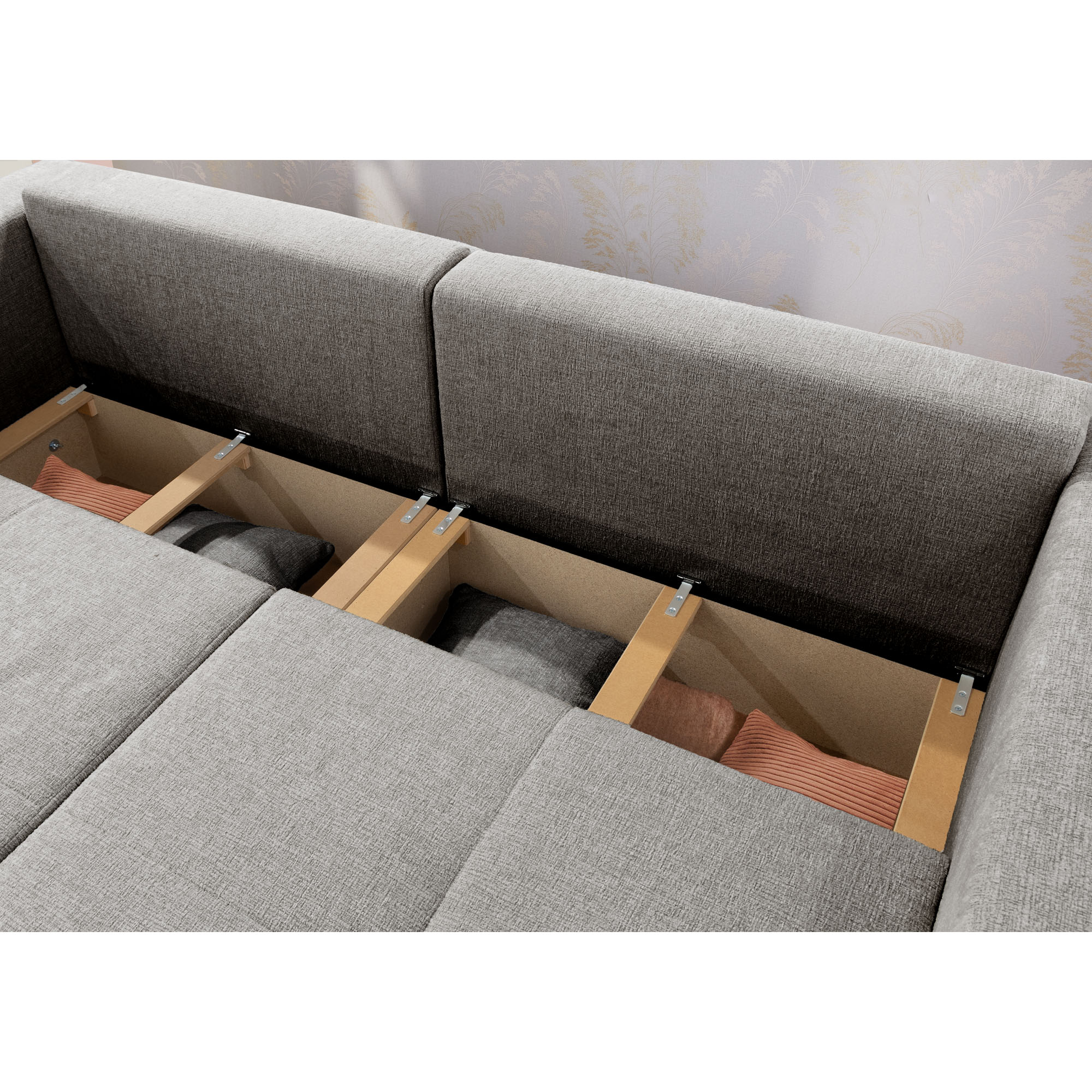 Detailaufnahme des geöffneten Bettkastens eines grauen Schlafsofas mit integriertem Stauraum