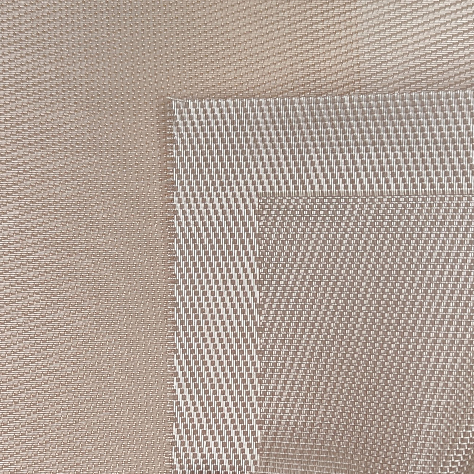 Nahaufnahme der fein gewebten Oberfläche und der eingefassten Kante des Tischsets in Beige
