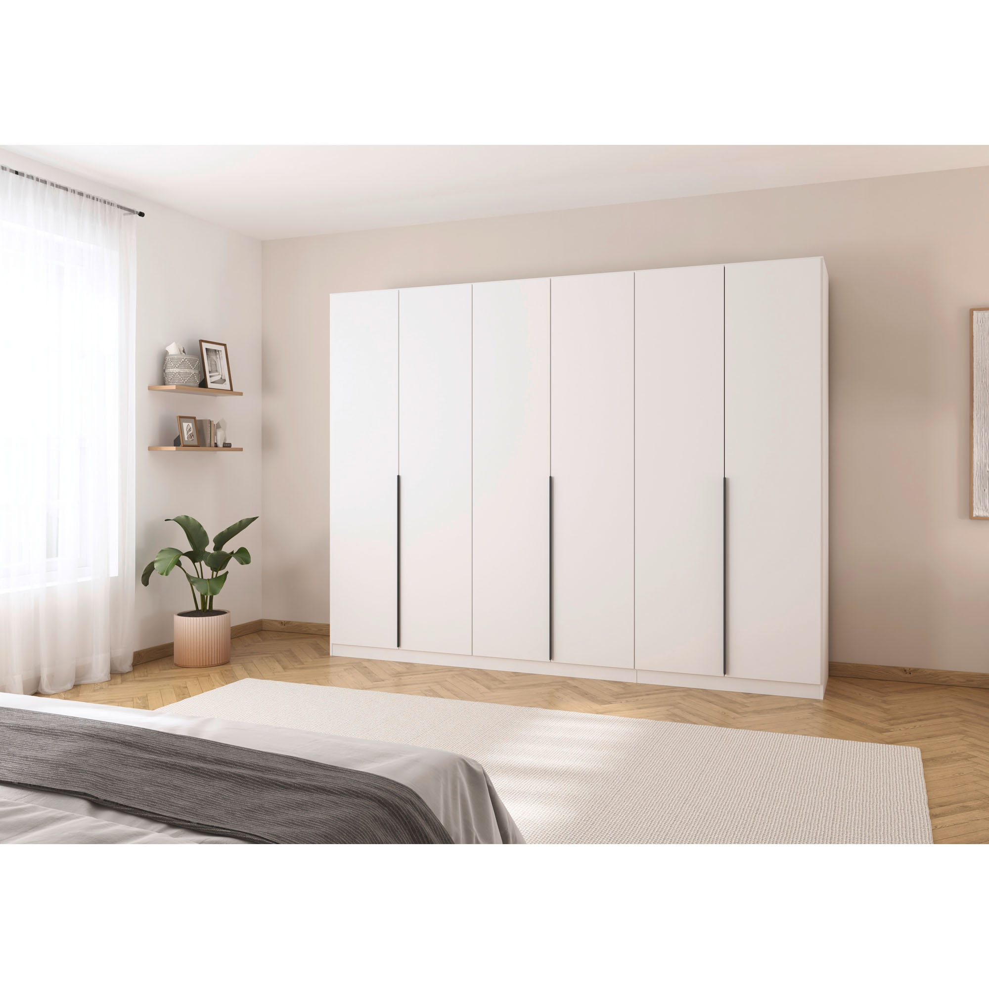 Moderner weißer Kleiderschrank mit sechs Türen in einem hellen Schlafzimmer mit Holzfußboden und Pflanzen