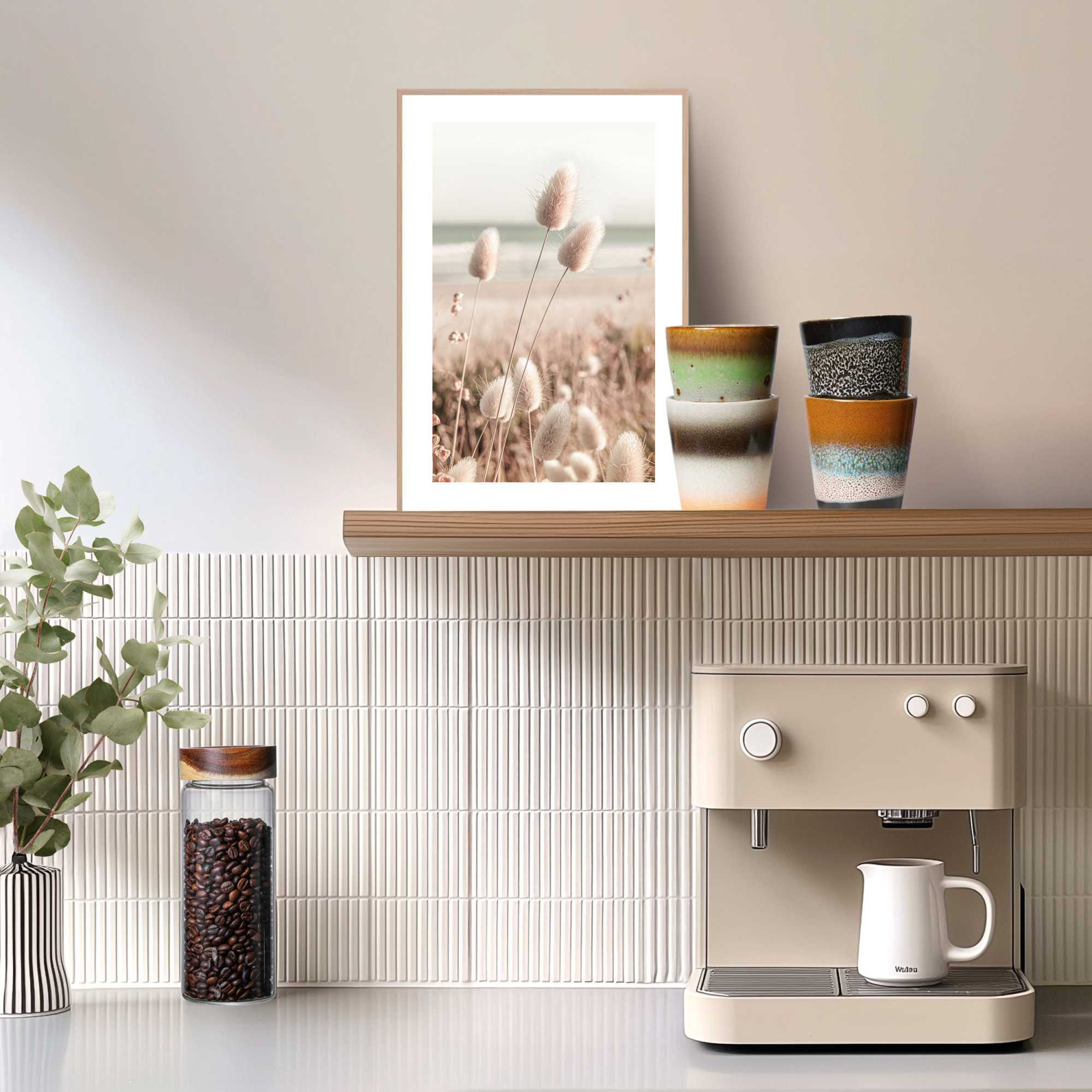 Das Wandbild „Romantic Grasses“ in Beige, 20 × 30 cm, hängt in einem eingerichteten Wohnraum und zeigt die Größenwirkung an der Wand.
