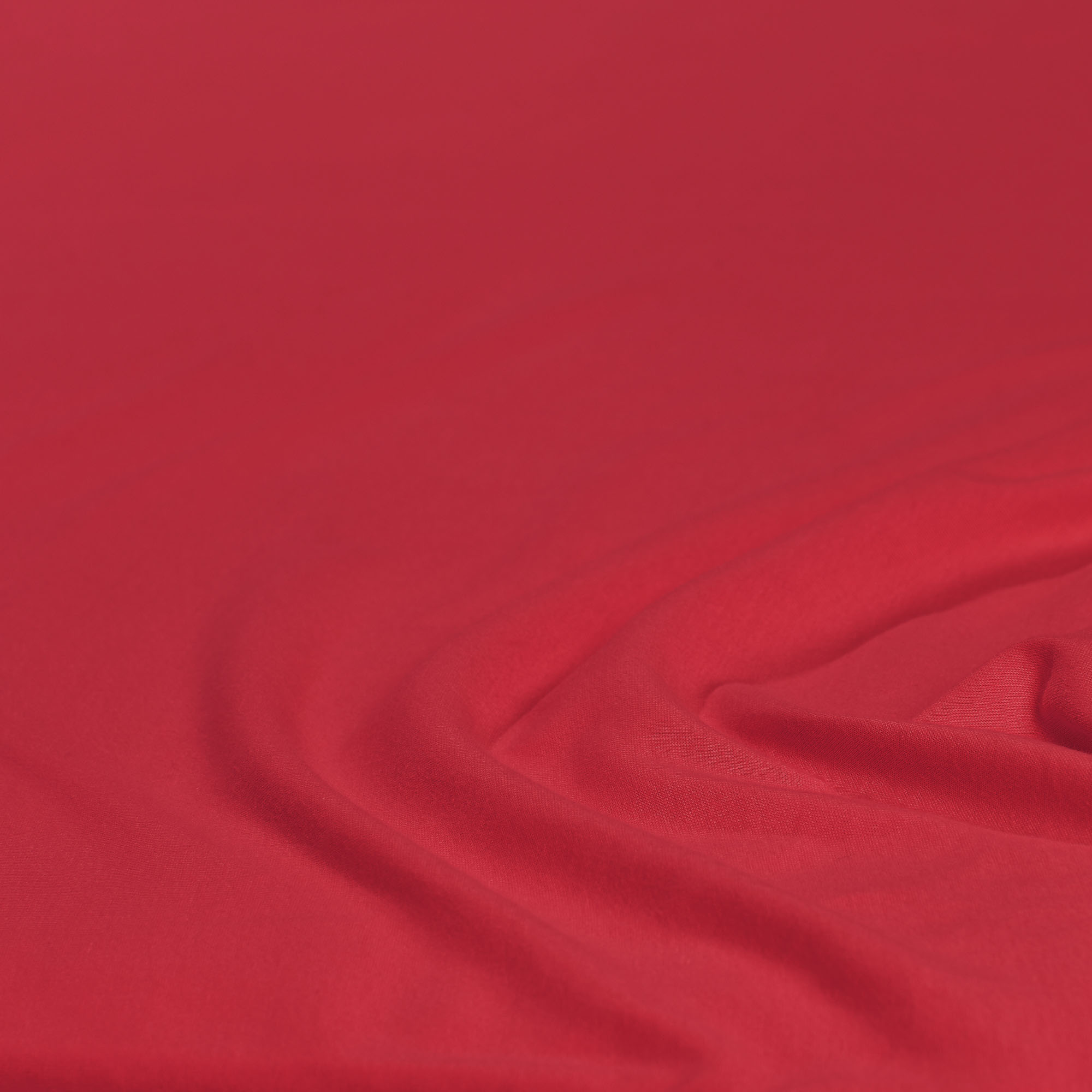 Nahaufnahme des Stoffes in Rot mit leichten Falten; Farbe und Oberflächenstruktur des Produkts sind erkennbar; Größe 100 x 200 x 30 cm.