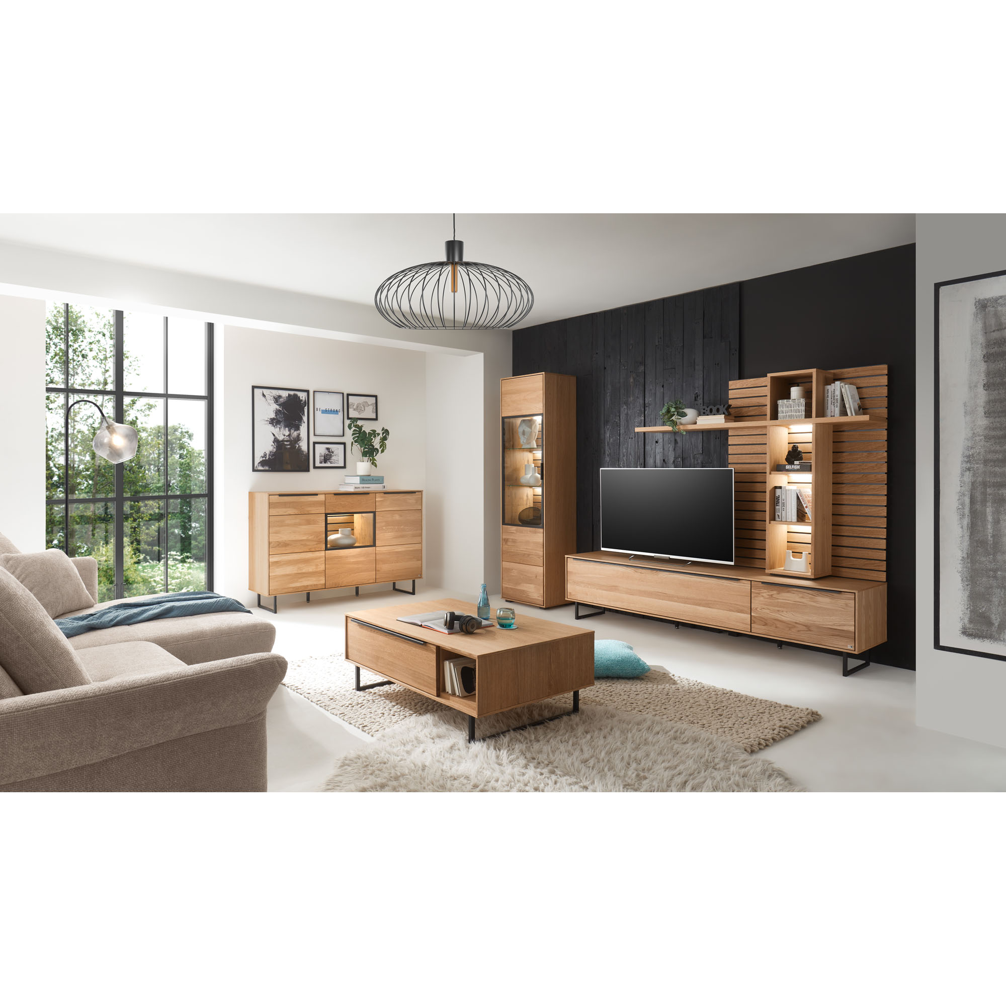 Modernes Wohnzimmer Musterring Set One Jackson mit Wohnwand Sideboard Couchtisch und Vitrine in heller Raumgestaltung