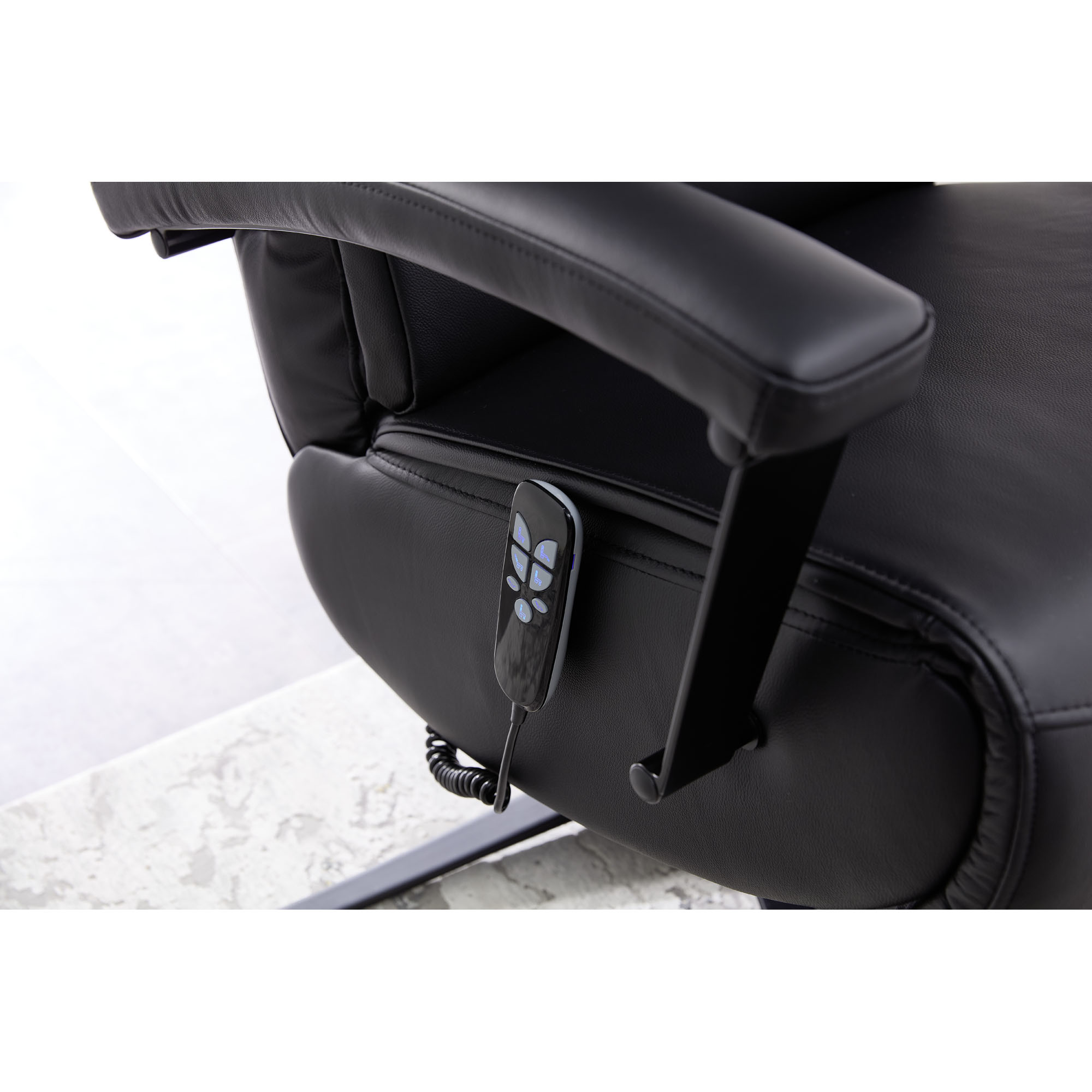 Detailaufnahme der seitlichen Armlehne mit Steuerungselement und Kabel eines schwarzen Relaxsessels